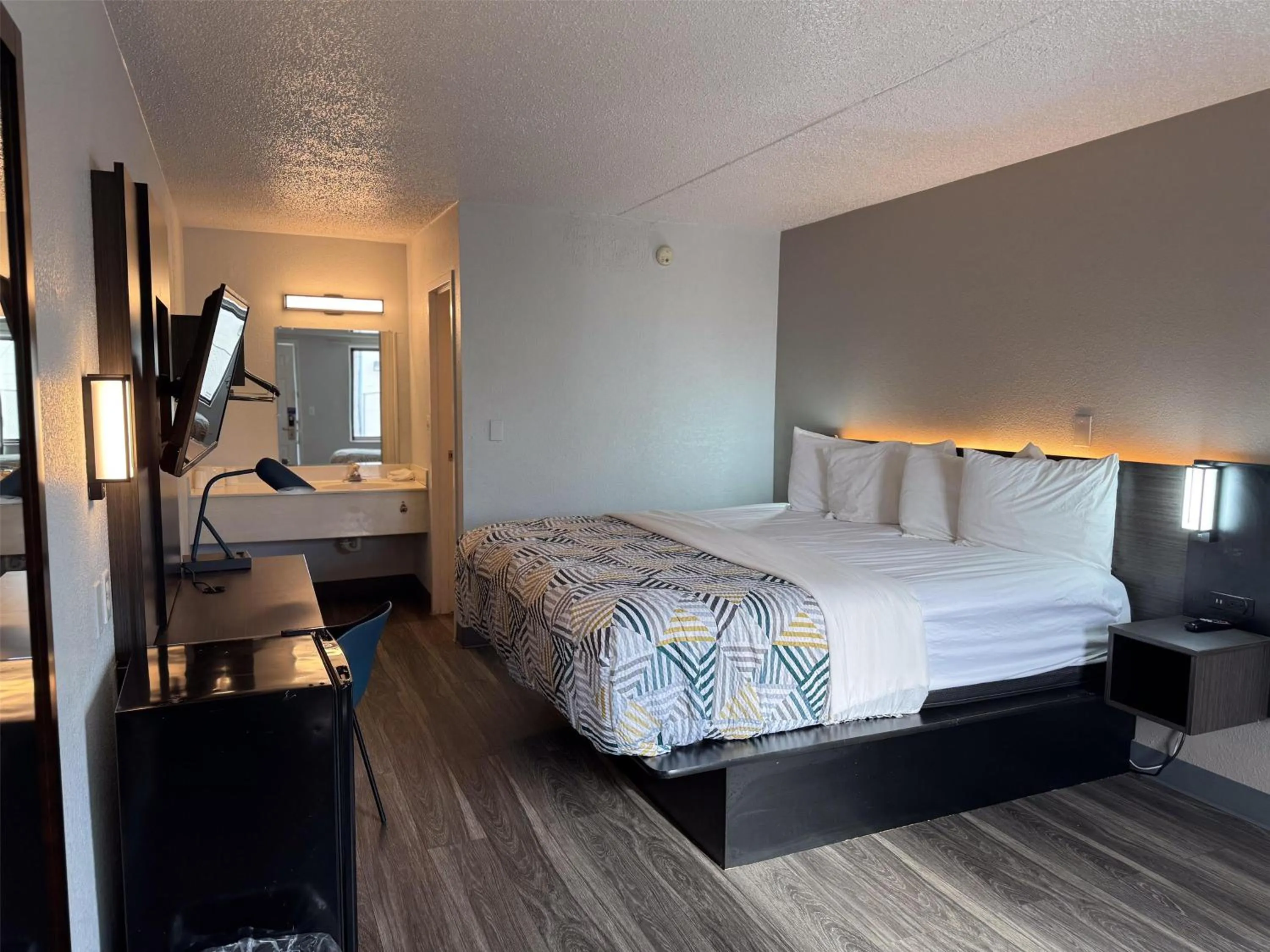 Bedroom, Bed in Motel 6-Farmington Hills, MI - Northwest - Farmington Hills