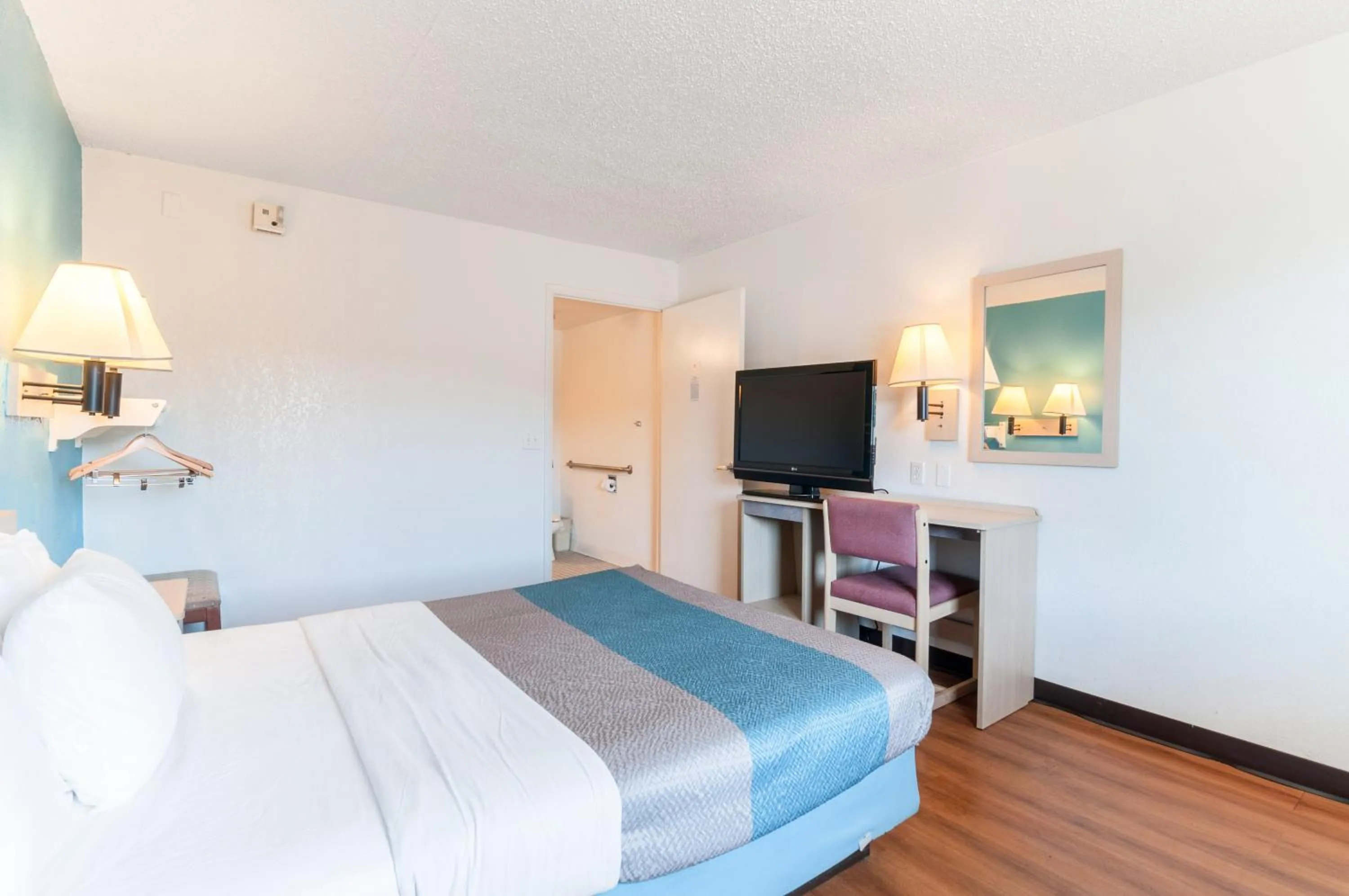 Bedroom, Bed in Motel 6-Farmington Hills, MI - Northwest - Farmington Hills