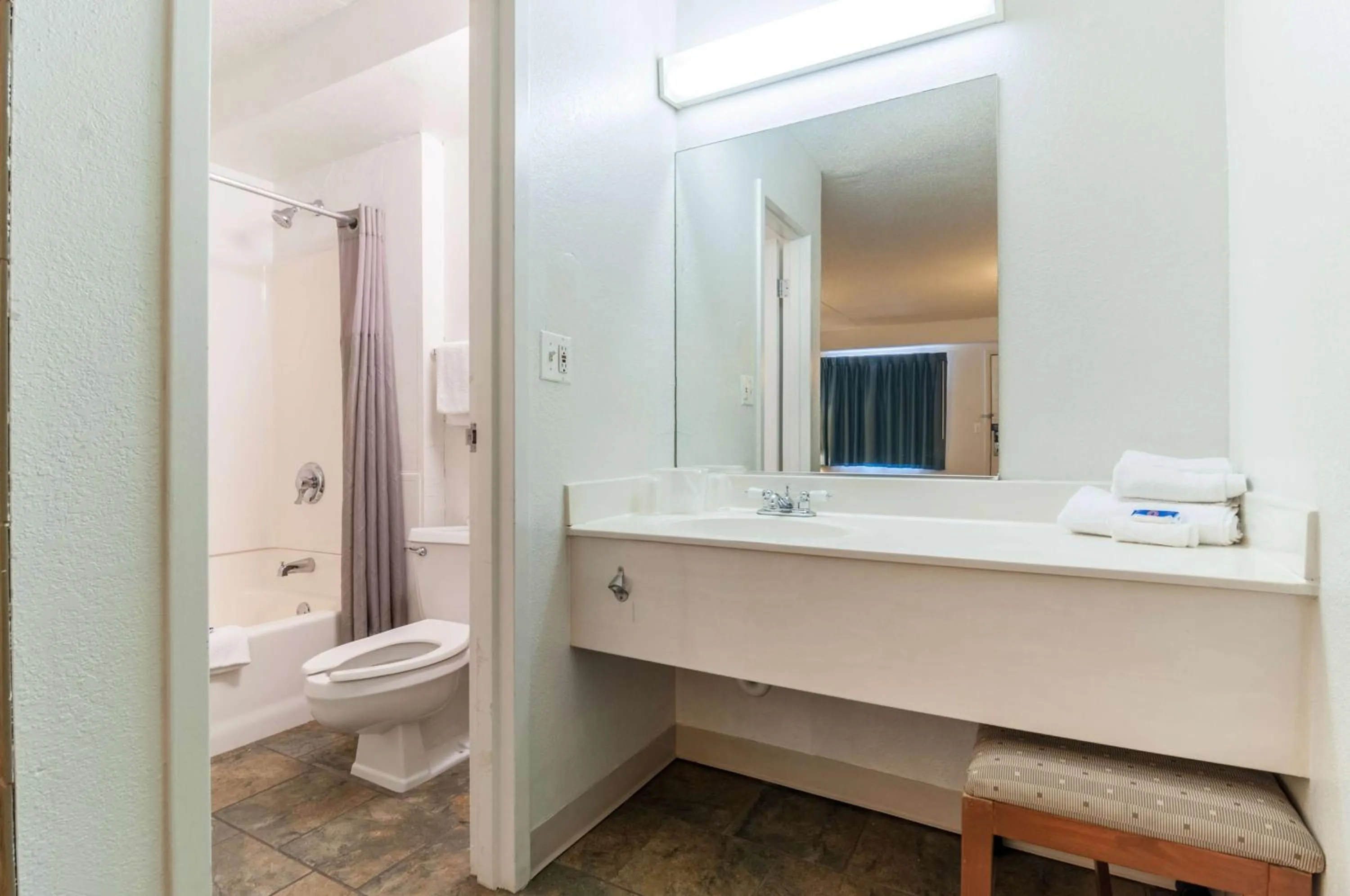 Bathroom in Motel 6-Farmington Hills, MI - Northwest - Farmington Hills