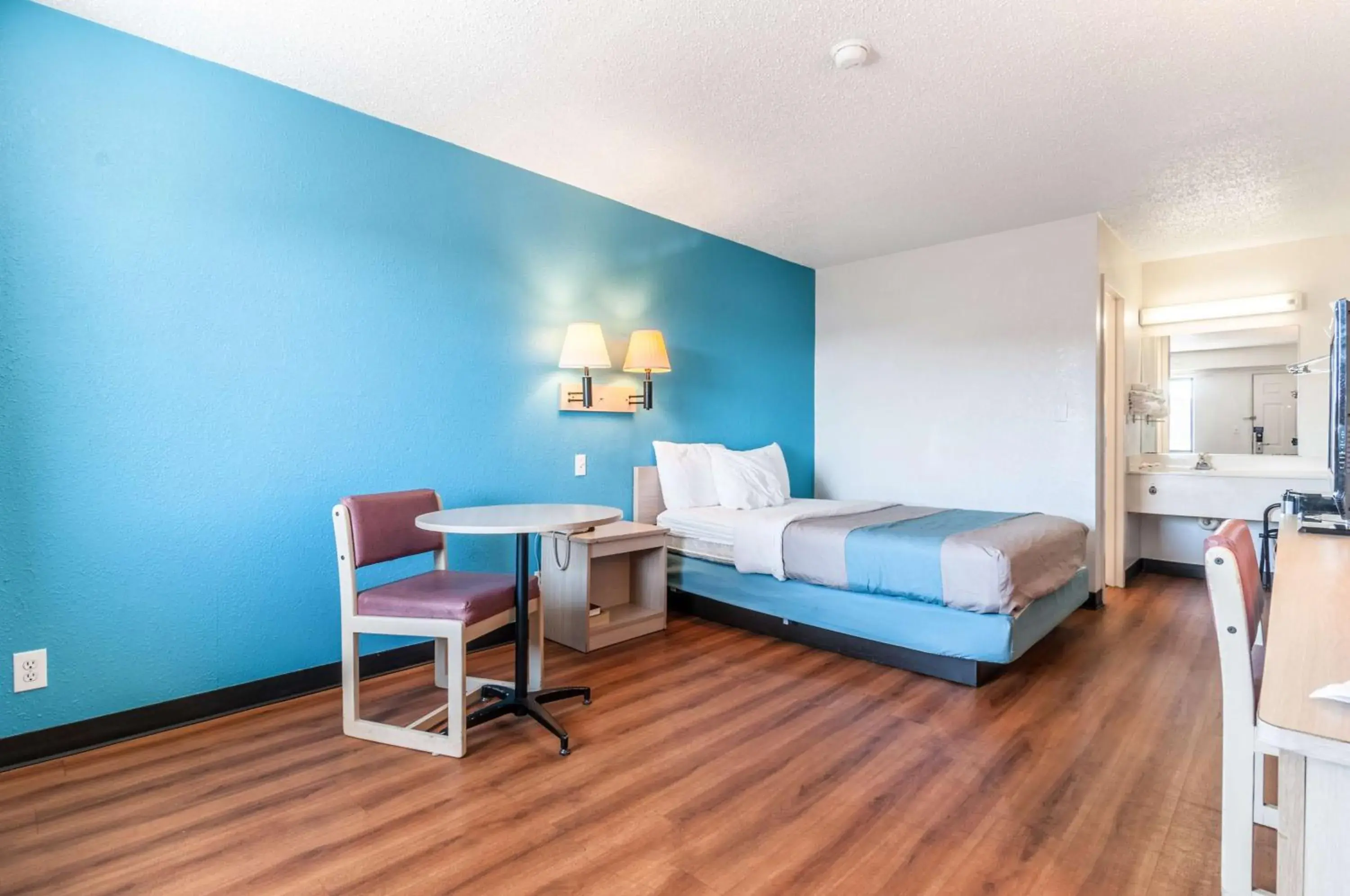 Double Room - single occupancy - Disability Access - Roll In Shower in Motel 6-Farmington Hills, MI - Northwest - Farmington Hills Double Room - single occupancy - Disability Access - Roll In Shower in Motel 6-Farmington Hills, MI - Northwest - Farmington Hills