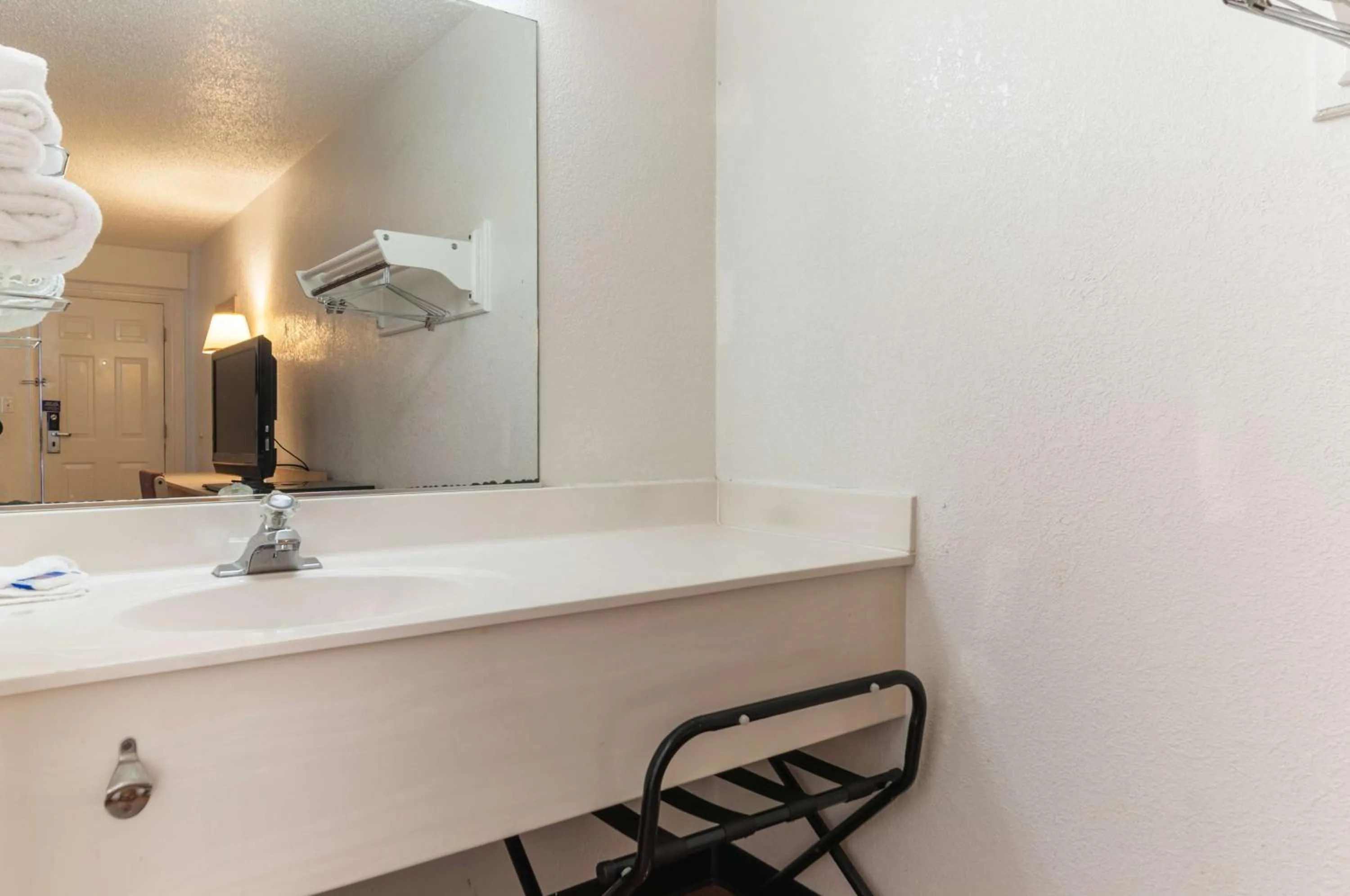 Bathroom in Motel 6-Farmington Hills, MI - Northwest - Farmington Hills