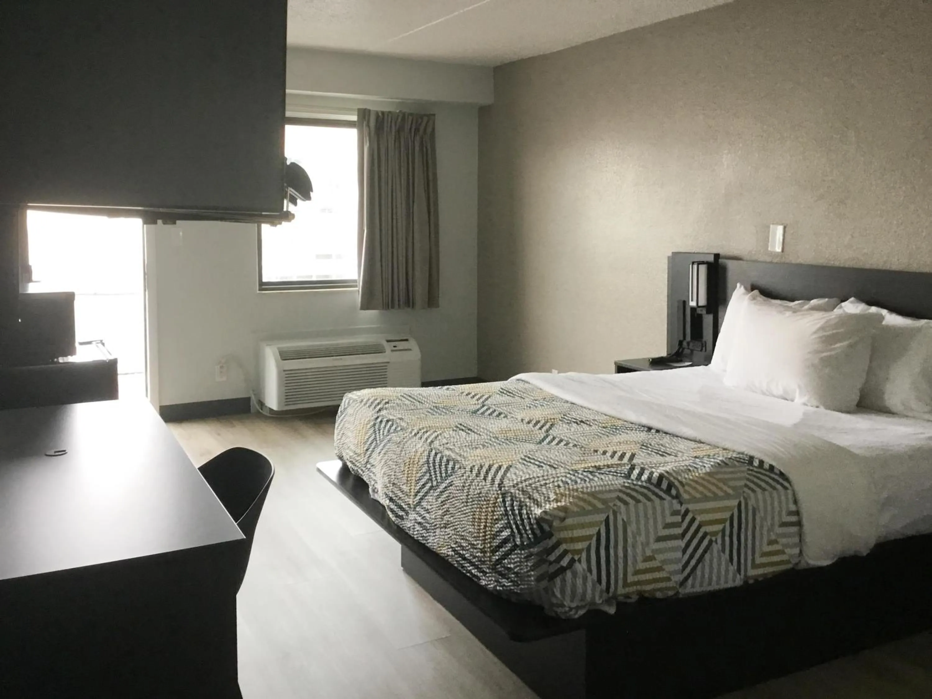 Bedroom, Bed in Motel 6-Farmington Hills, MI - Northwest - Farmington Hills