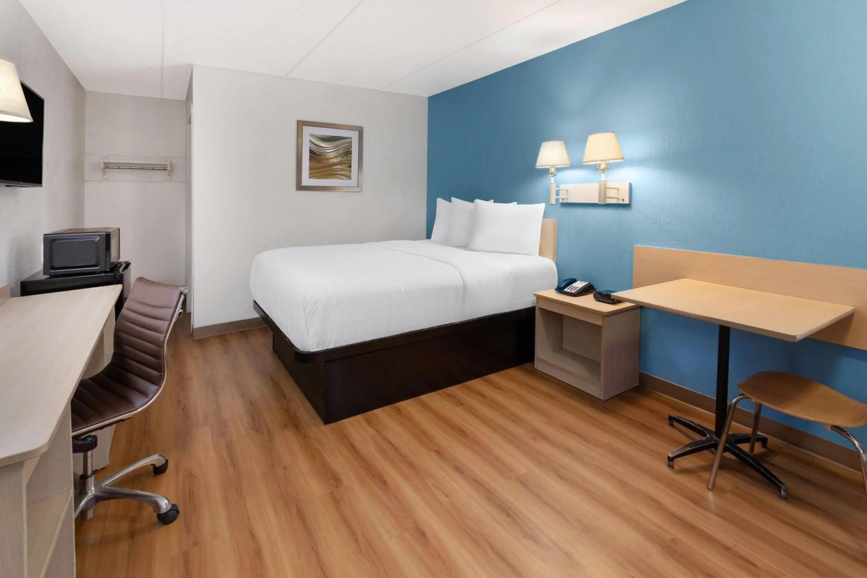 Photo of the whole room, Bed in Travelodge by Wyndham Madison Heights MI