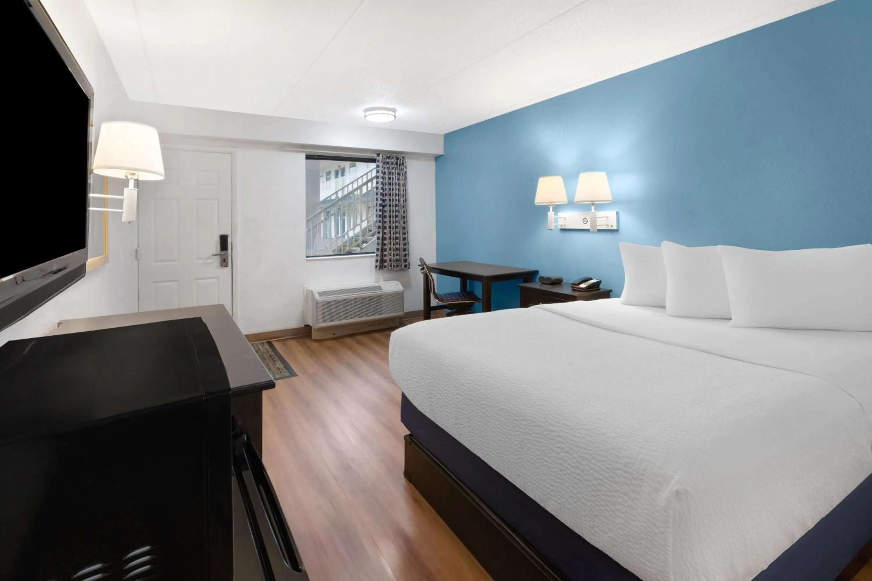 Photo of the whole room, Bed in Travelodge by Wyndham Madison Heights MI