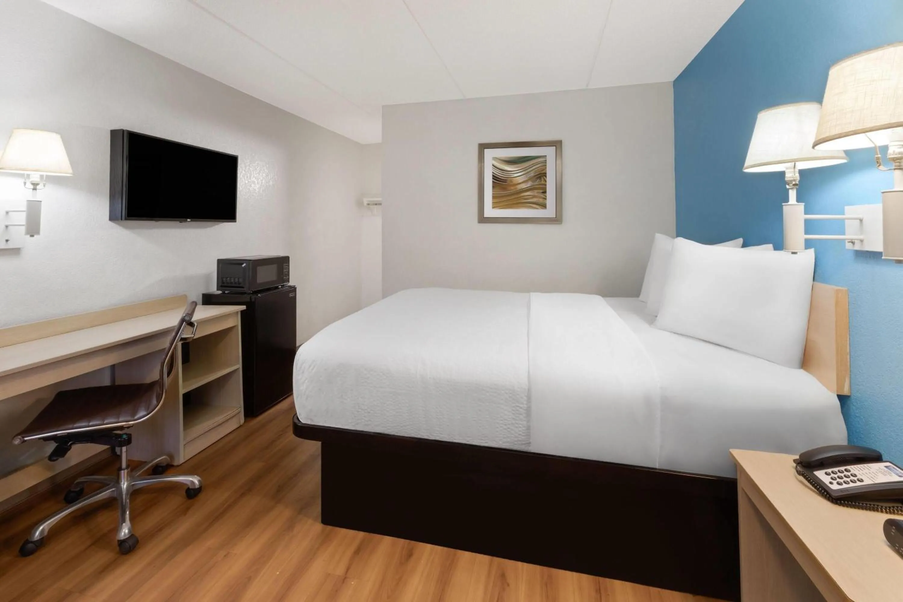 Photo of the whole room, Bed in Travelodge by Wyndham Madison Heights MI