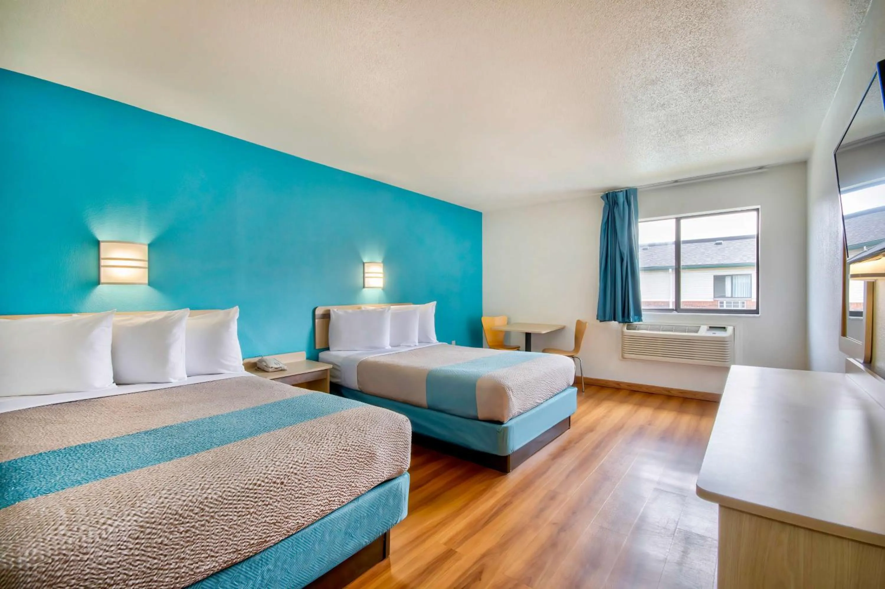 Bedroom, Bed in Motel 6 - Georgetown, KY - Lexington North