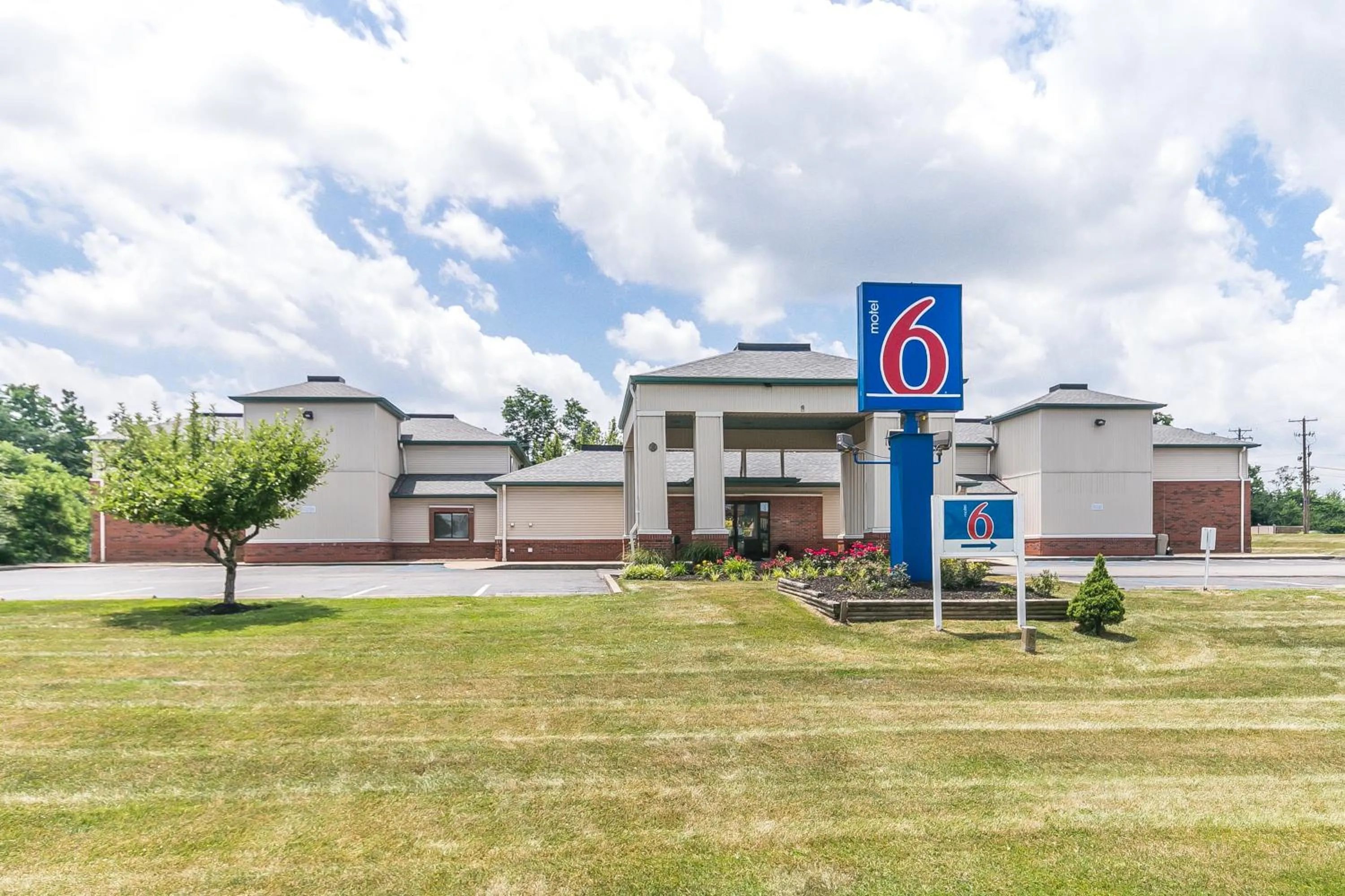 Property building in Motel 6 - Georgetown, KY - Lexington North