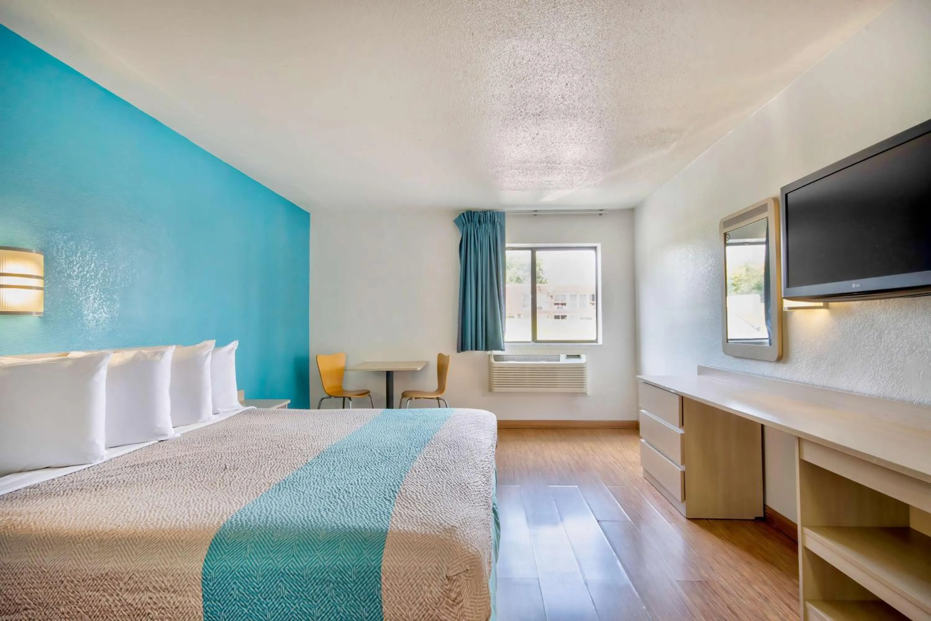 Bedroom, Bed in Motel 6 - Georgetown, KY - Lexington North