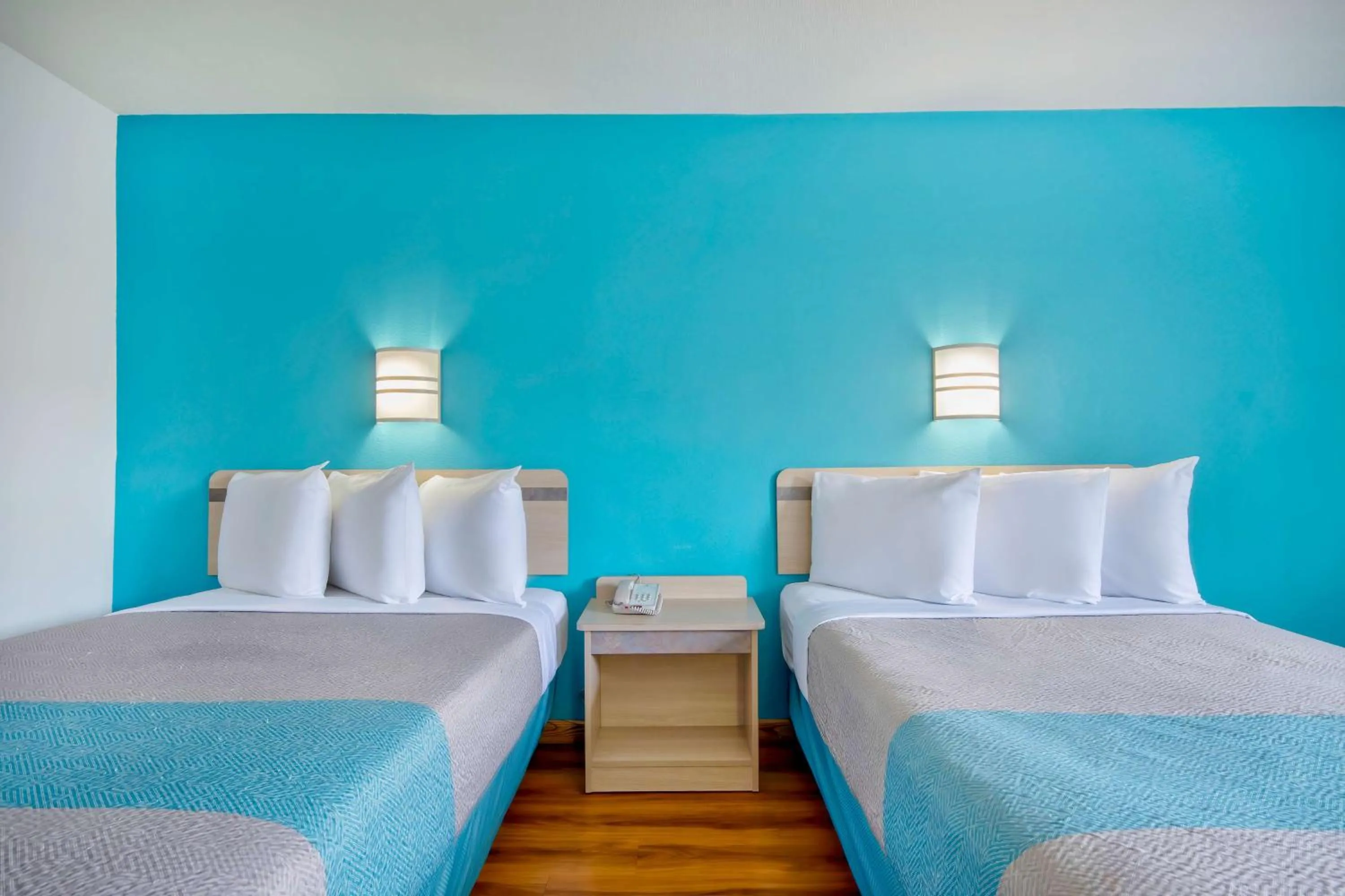 Bedroom, Bed in Motel 6 - Georgetown, KY - Lexington North