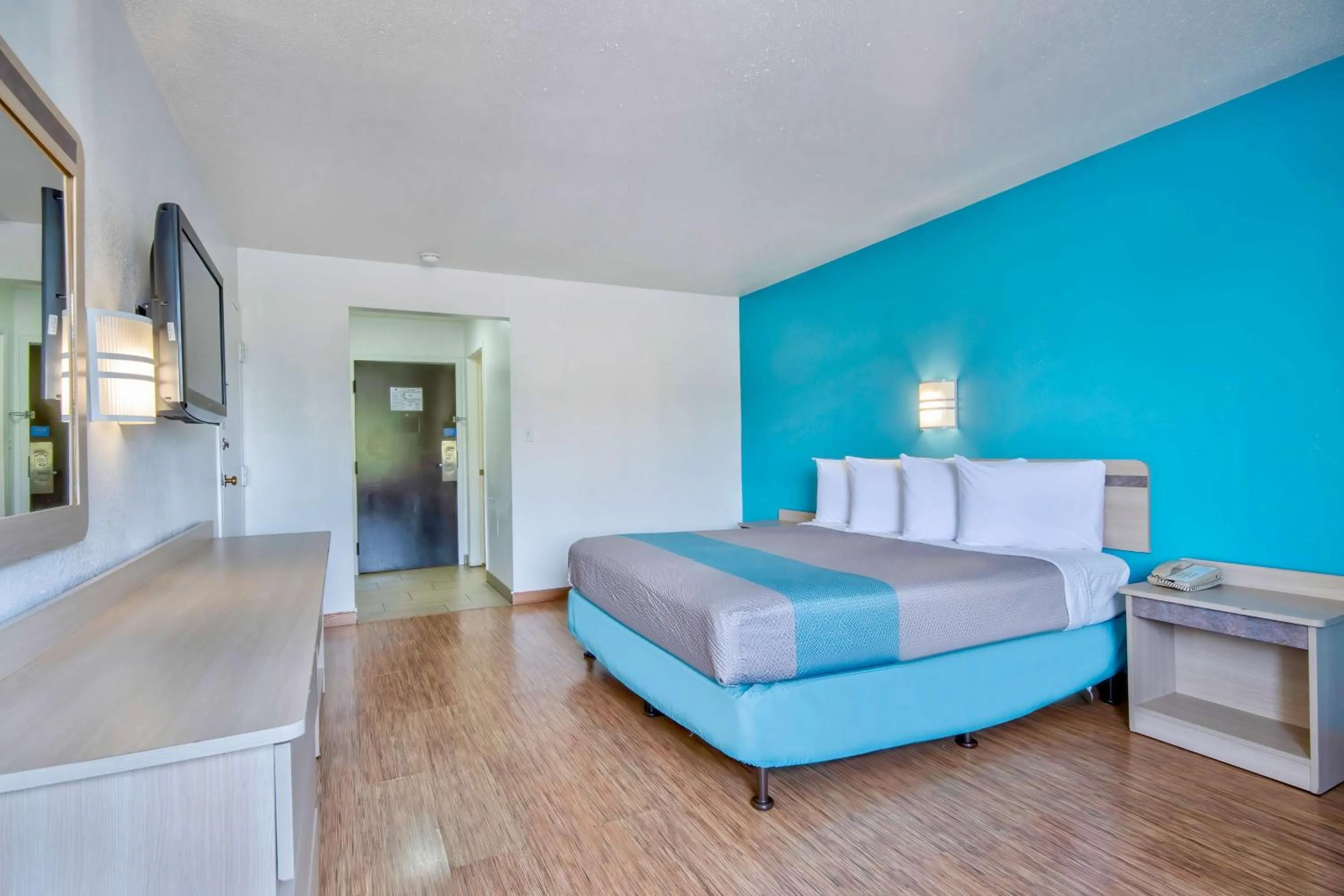 Bedroom, Bed in Motel 6 - Georgetown, KY - Lexington North