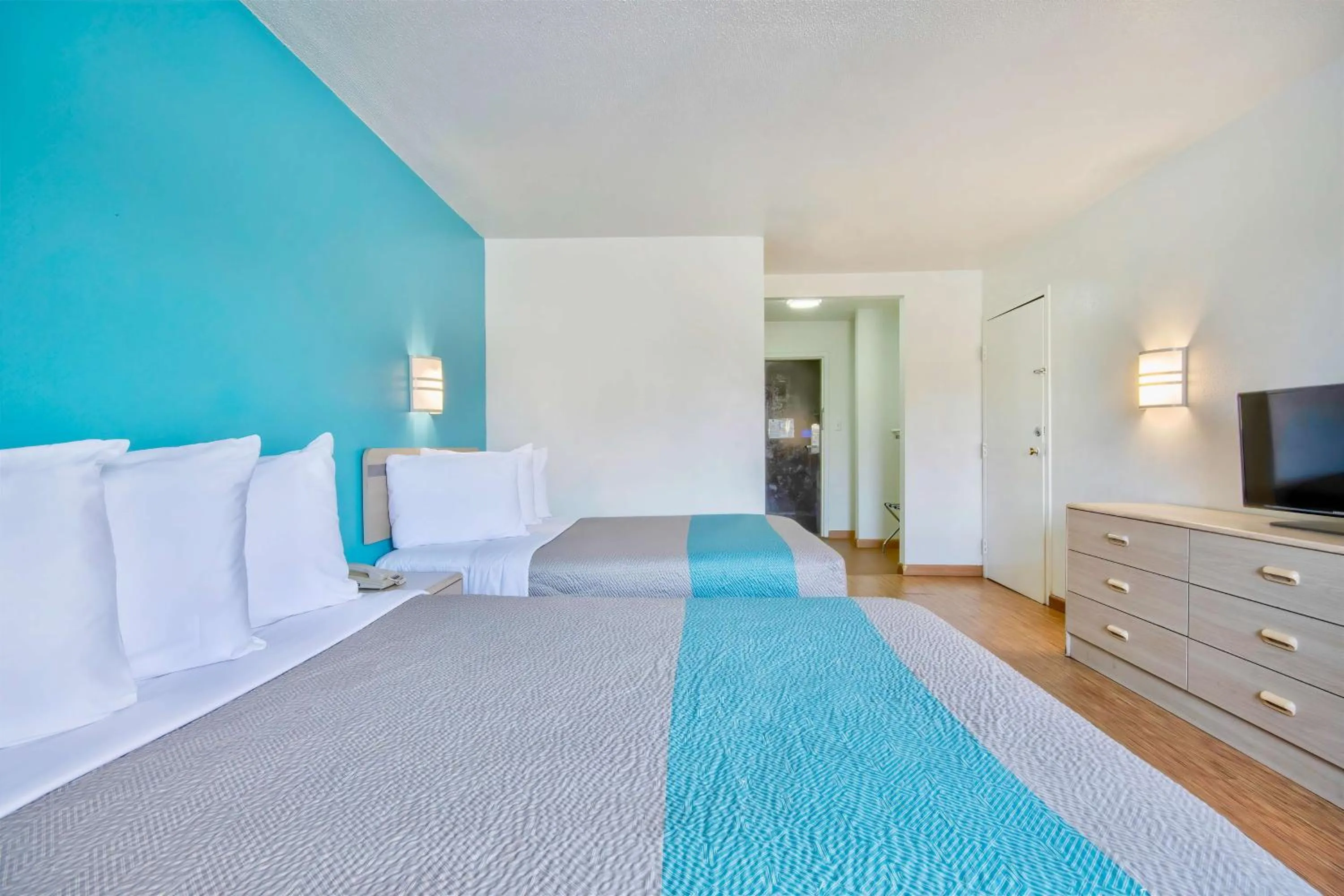 Bedroom, Bed in Motel 6 - Georgetown, KY - Lexington North