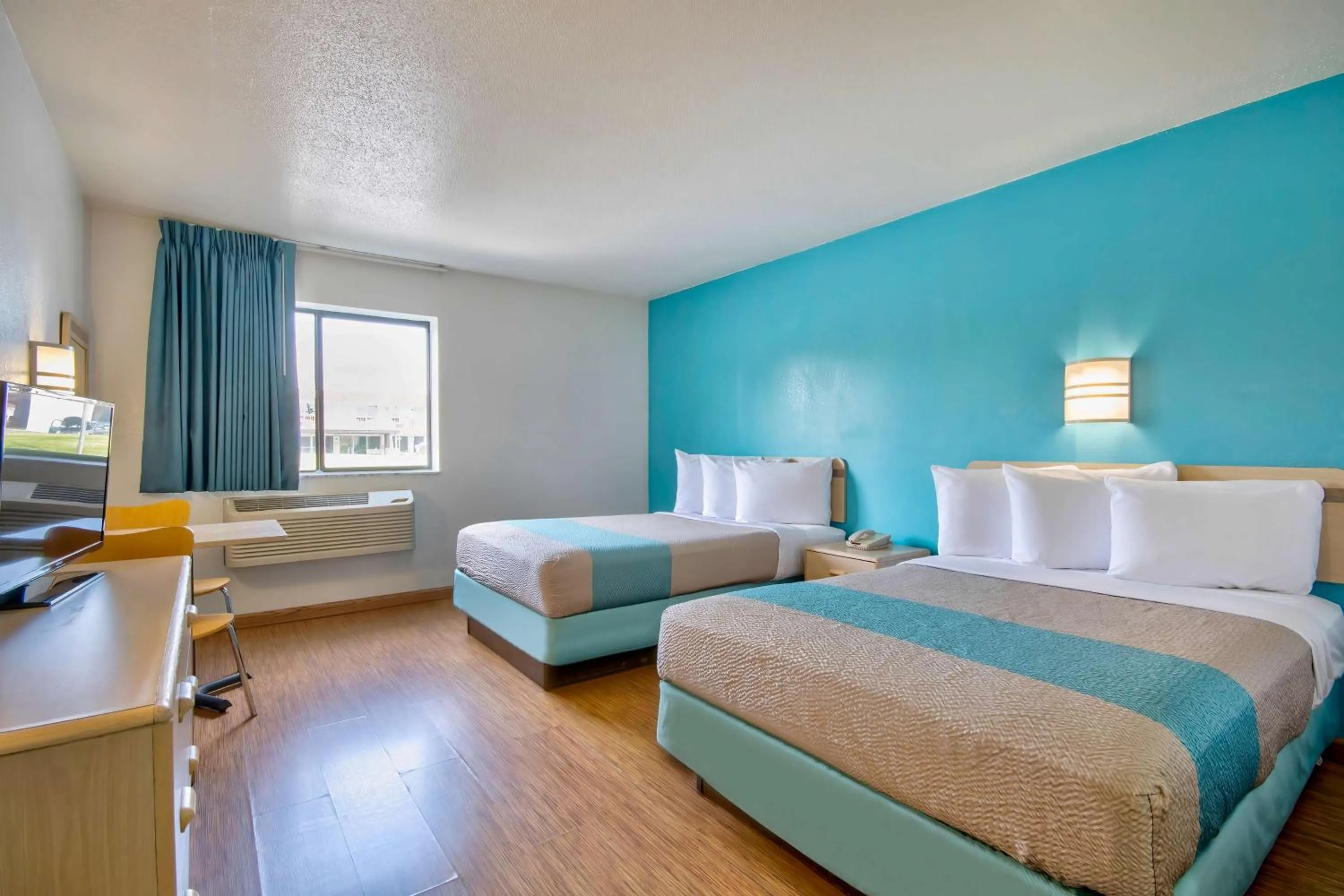 Bedroom, Bed in Motel 6 - Georgetown, KY - Lexington North