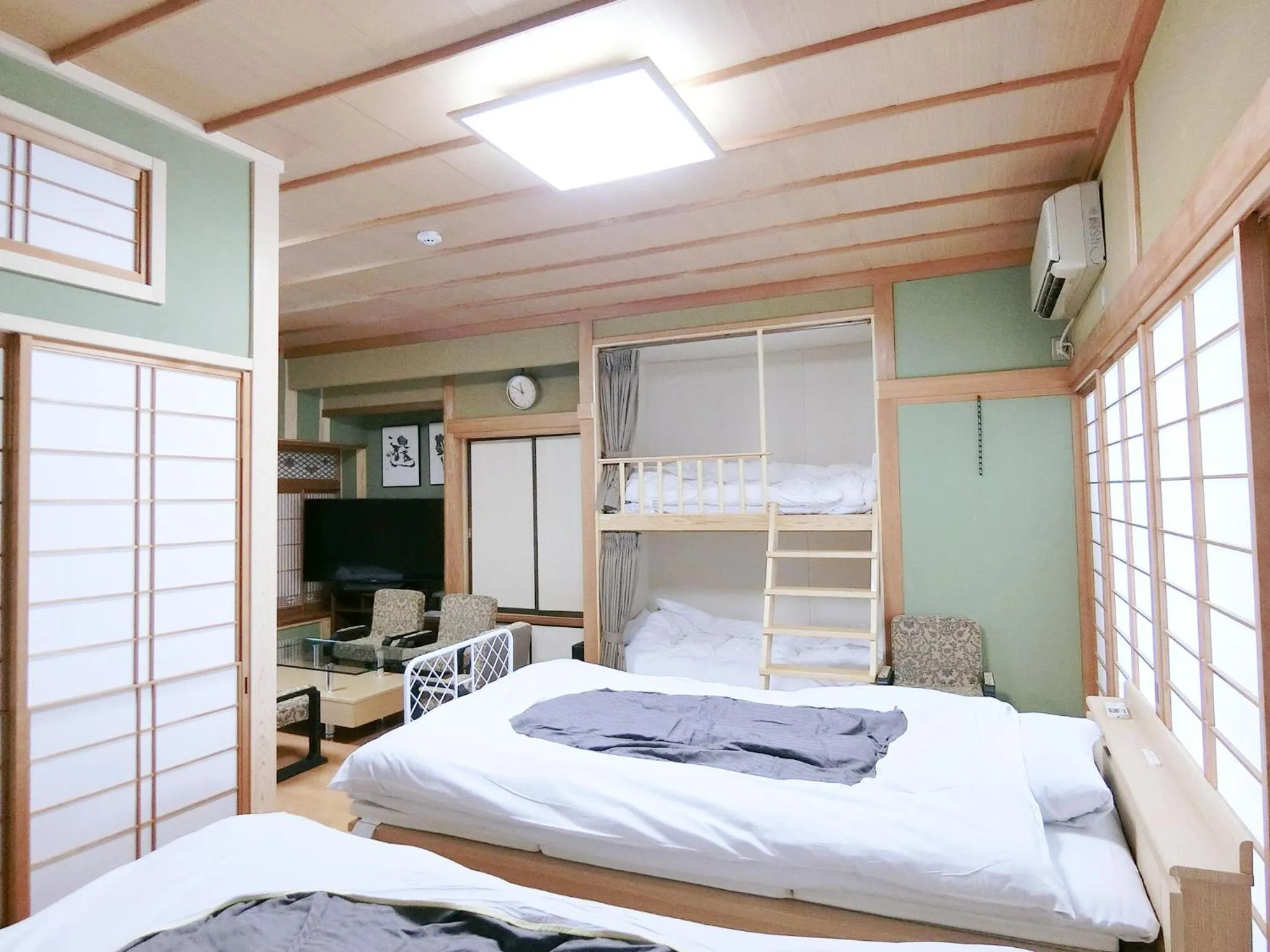 Photo of the whole room, Bed in Shirahama Meiji Villa