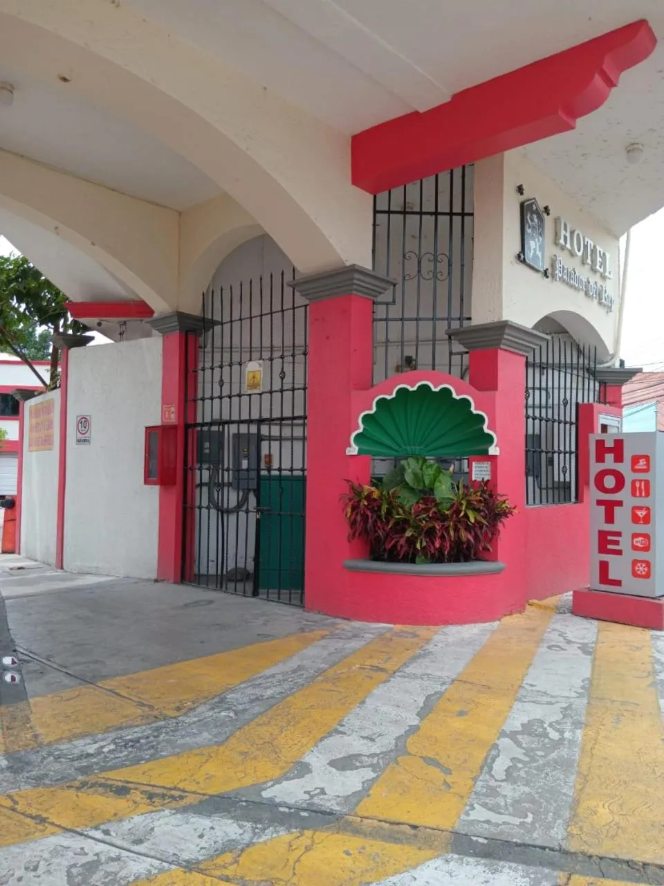 Facade/entrance in Hotel Parador del Rey