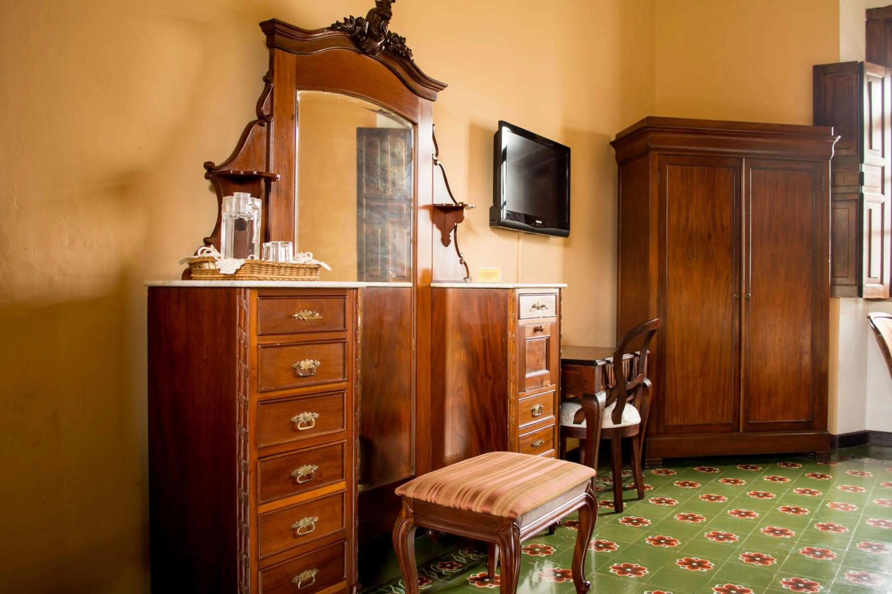 TV and multimedia in Hotel Aurora