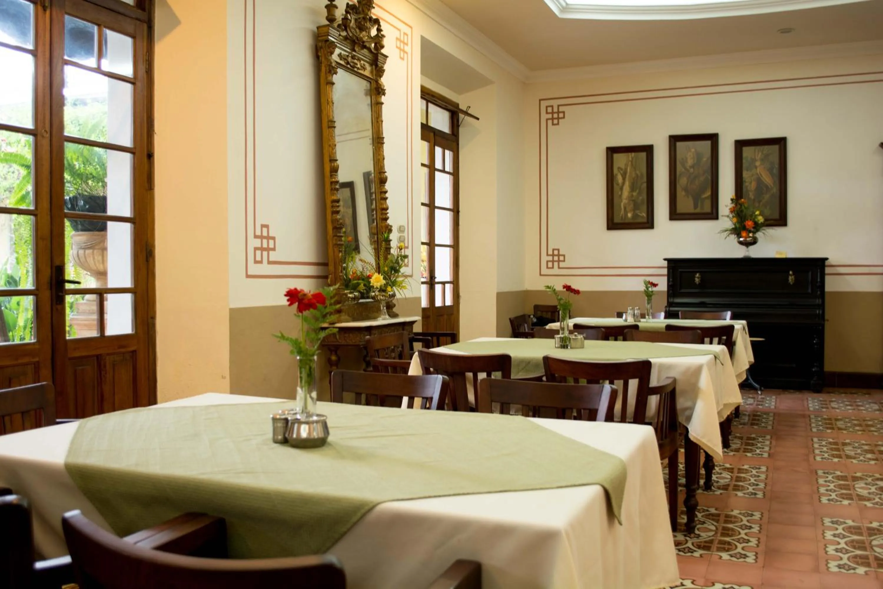 Restaurant/places to eat in Hotel Aurora