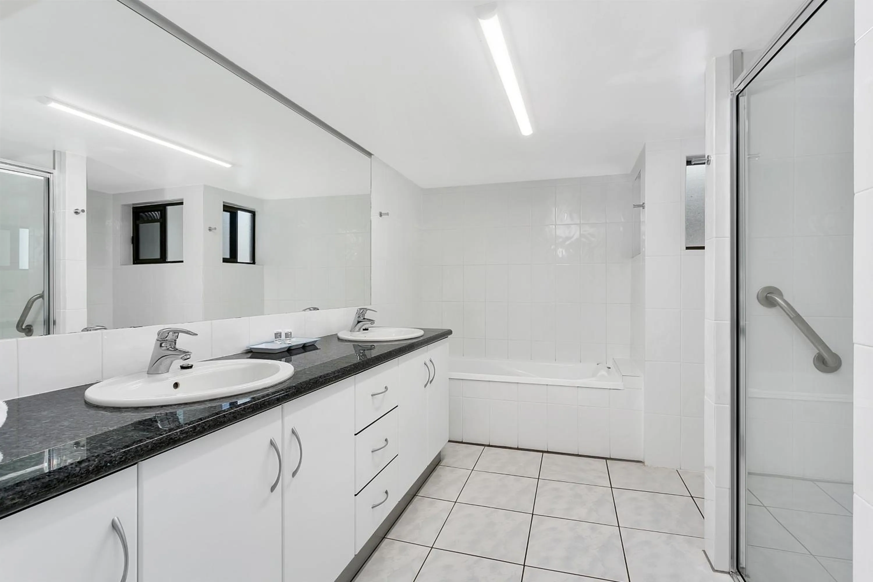 Shower in Roydon Beachfront Apartments