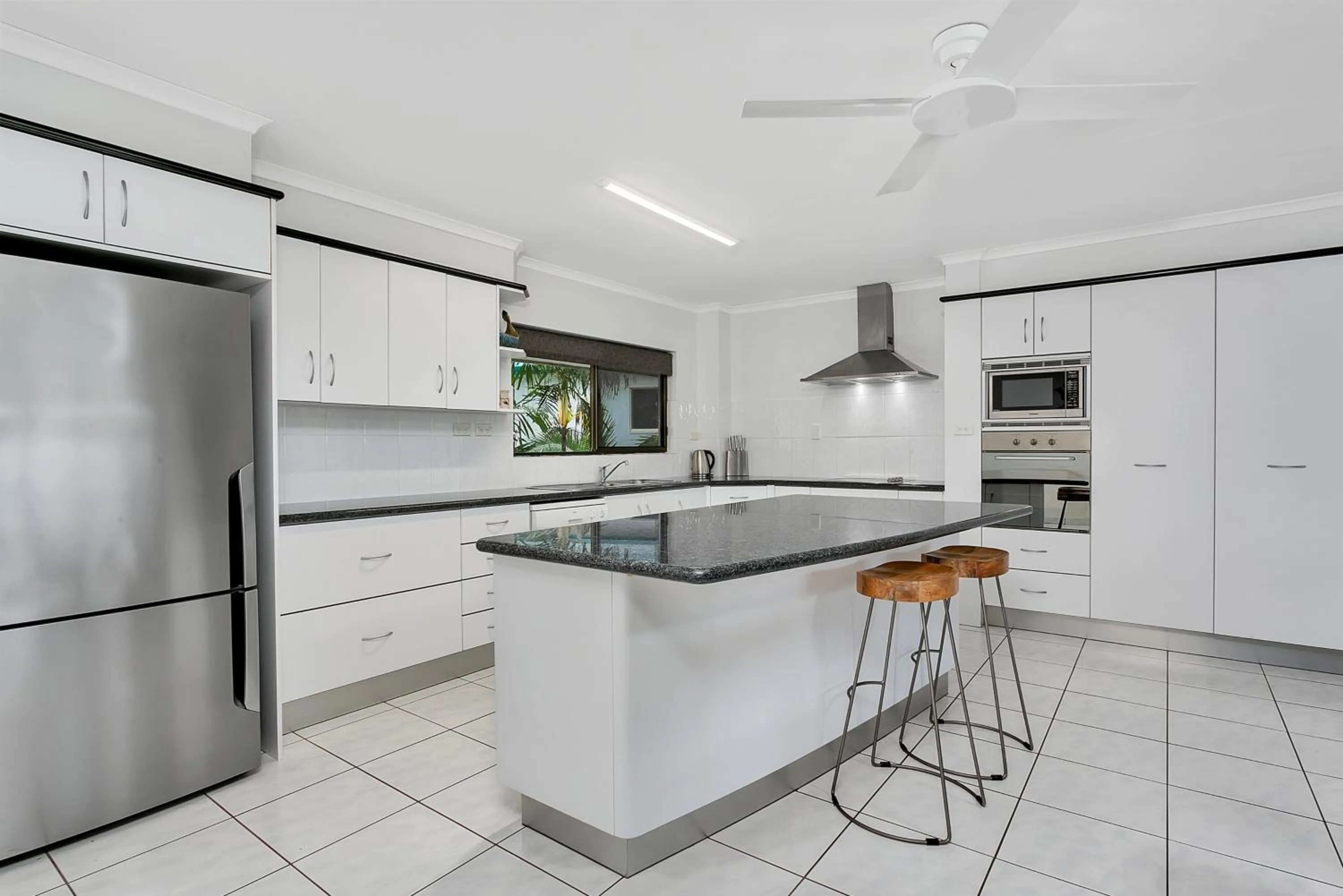 Kitchen or kitchenette in Roydon Beachfront Apartments