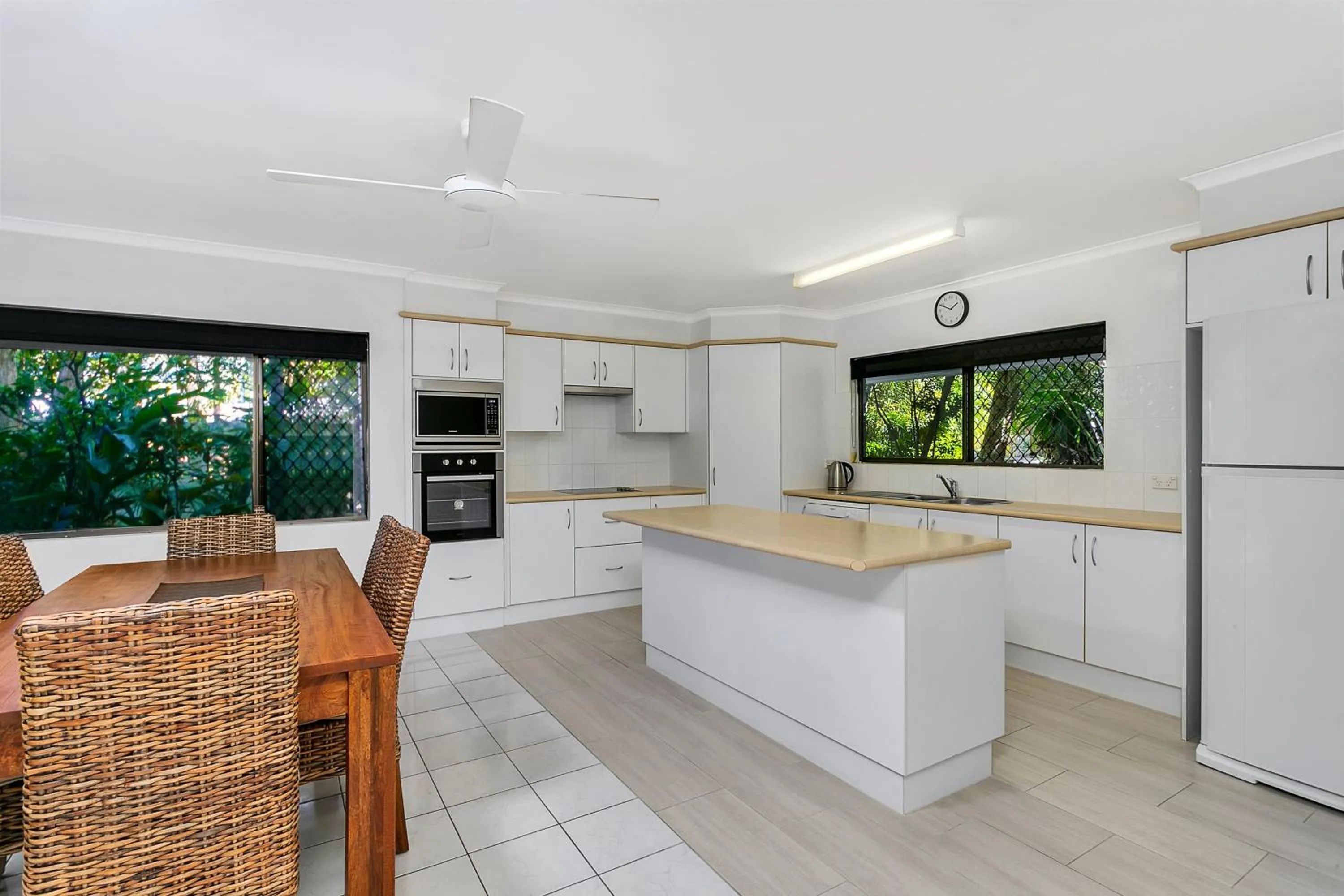 Kitchen or kitchenette in Roydon Beachfront Apartments