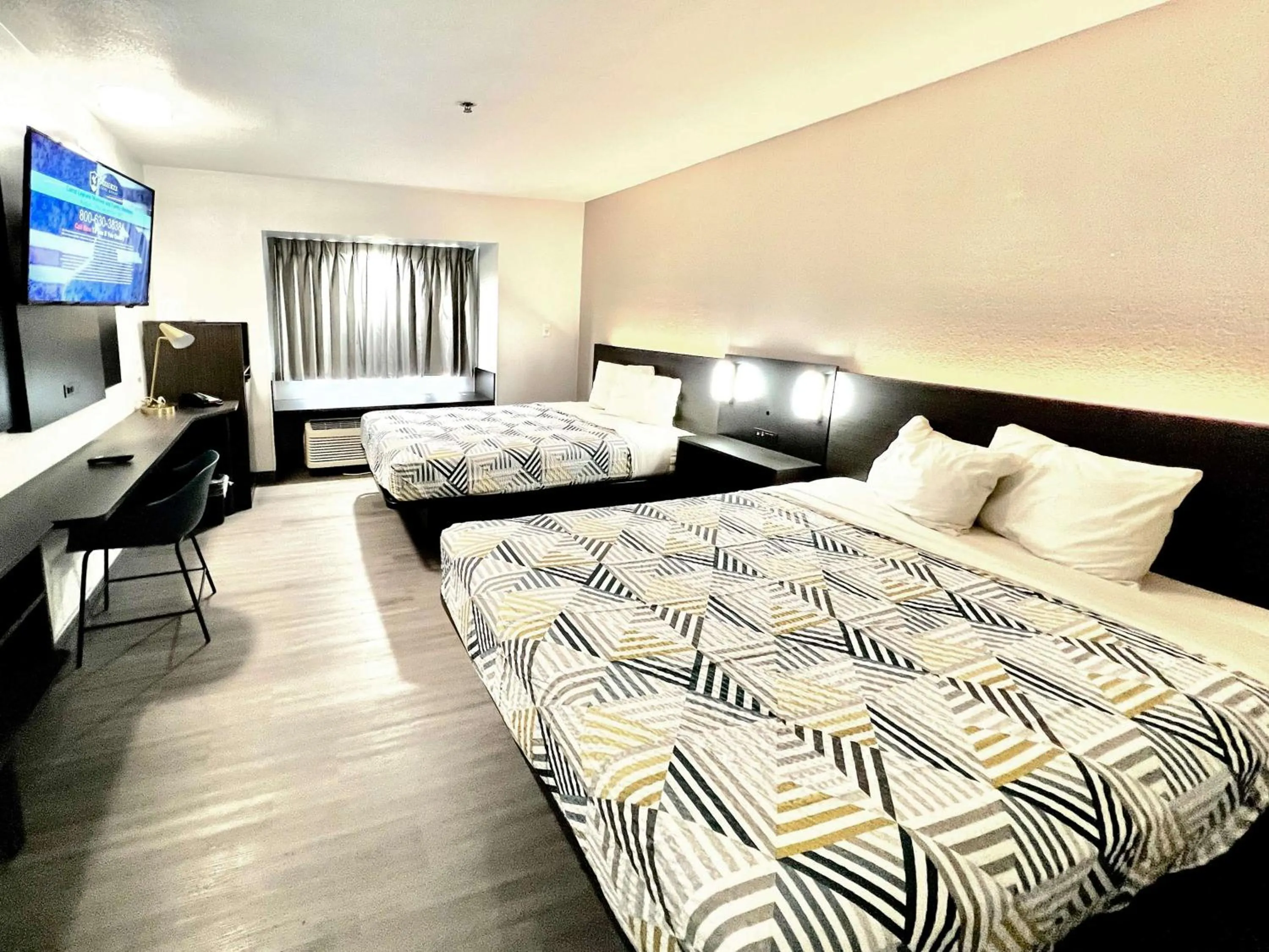 Bedroom, Bed in Motel 6-Simpsonville, SC - Greenville