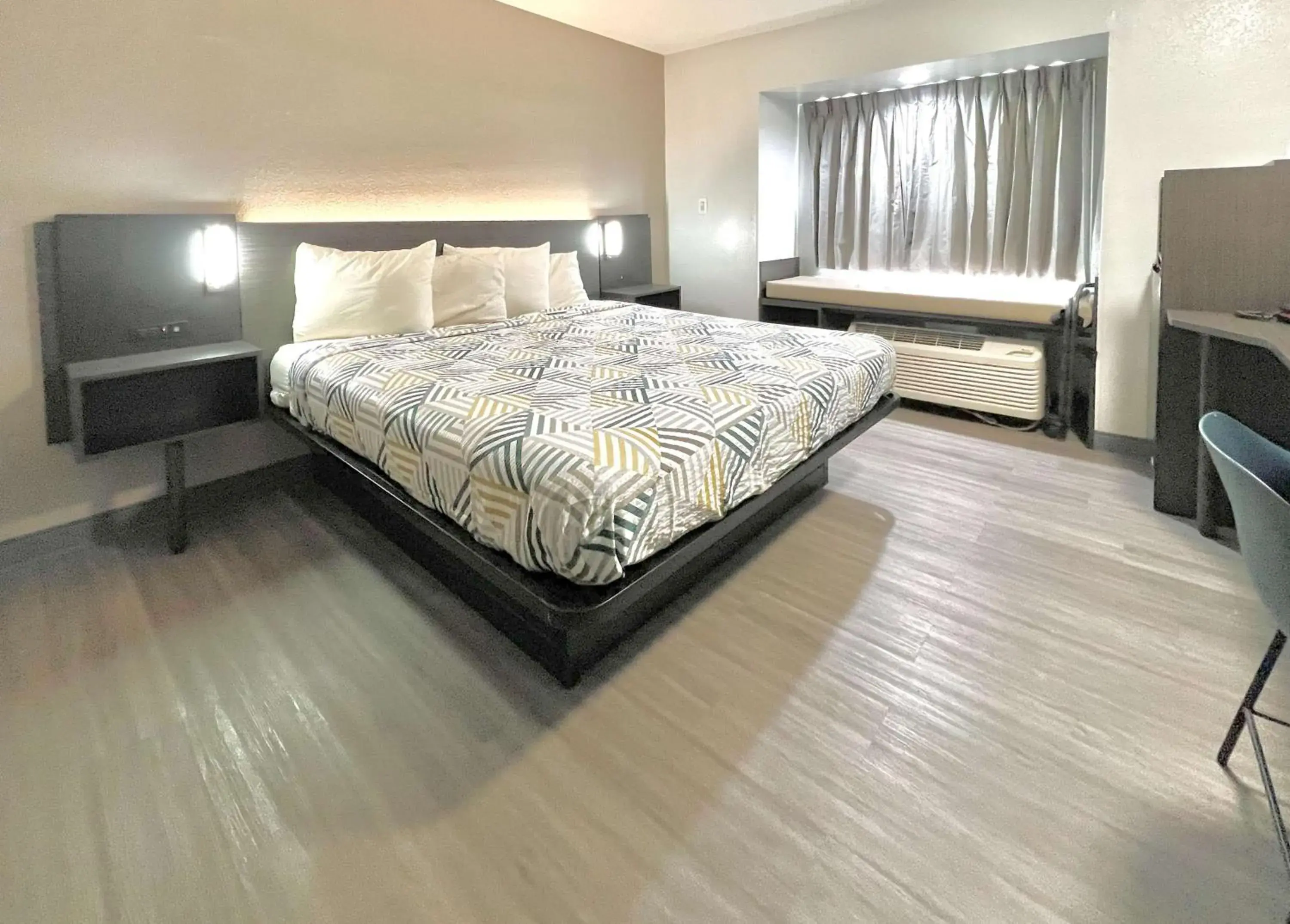 Queen Room - Non-Smoking in Motel 6-Simpsonville, SC - Greenville Queen Room - Non-Smoking in Motel 6-Simpsonville, SC - Greenville