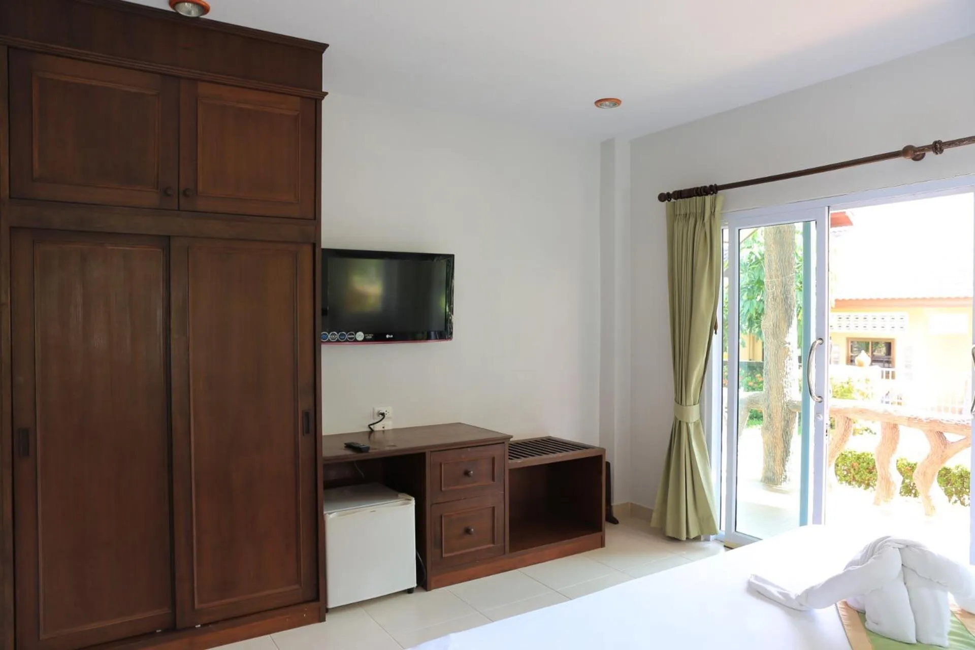 Photo of the whole room, Bed in Shangrilah Bungalow