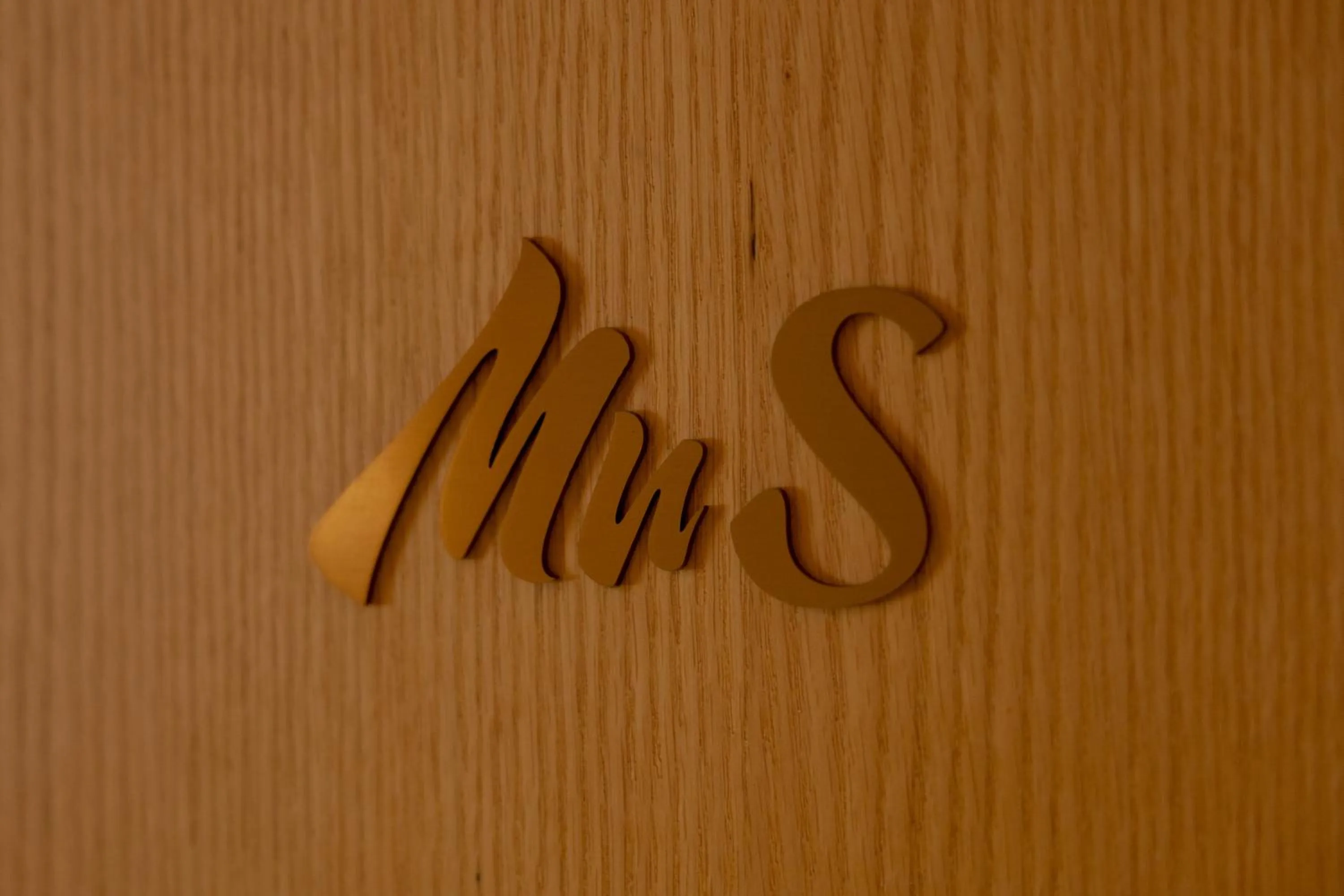 Logo/Certificate/Sign in Mu S Boutique Motel "Matthew Flinders"