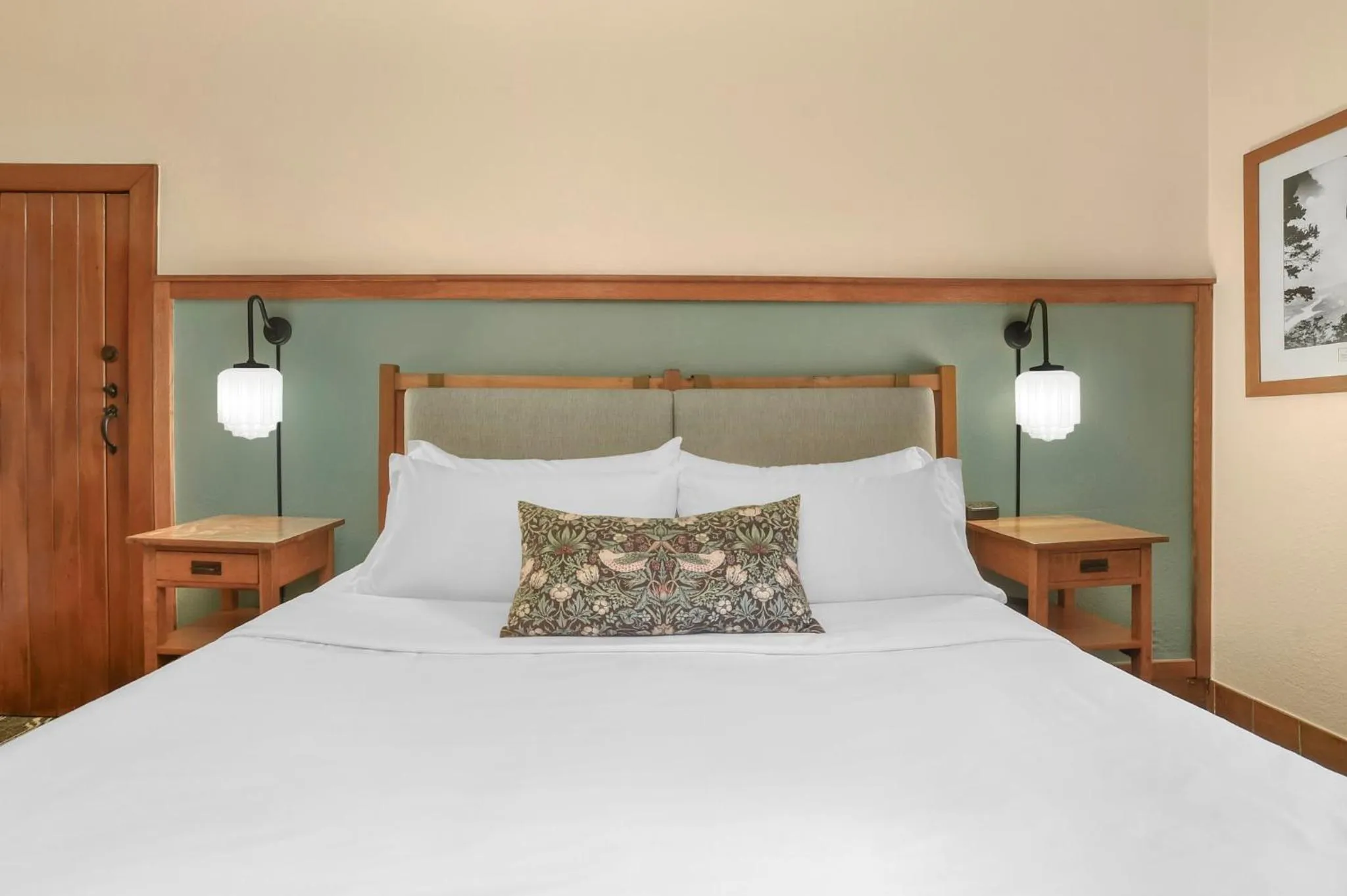 Photo of the whole room, Bed in The Omni Grove Park Inn & Spa - Asheville