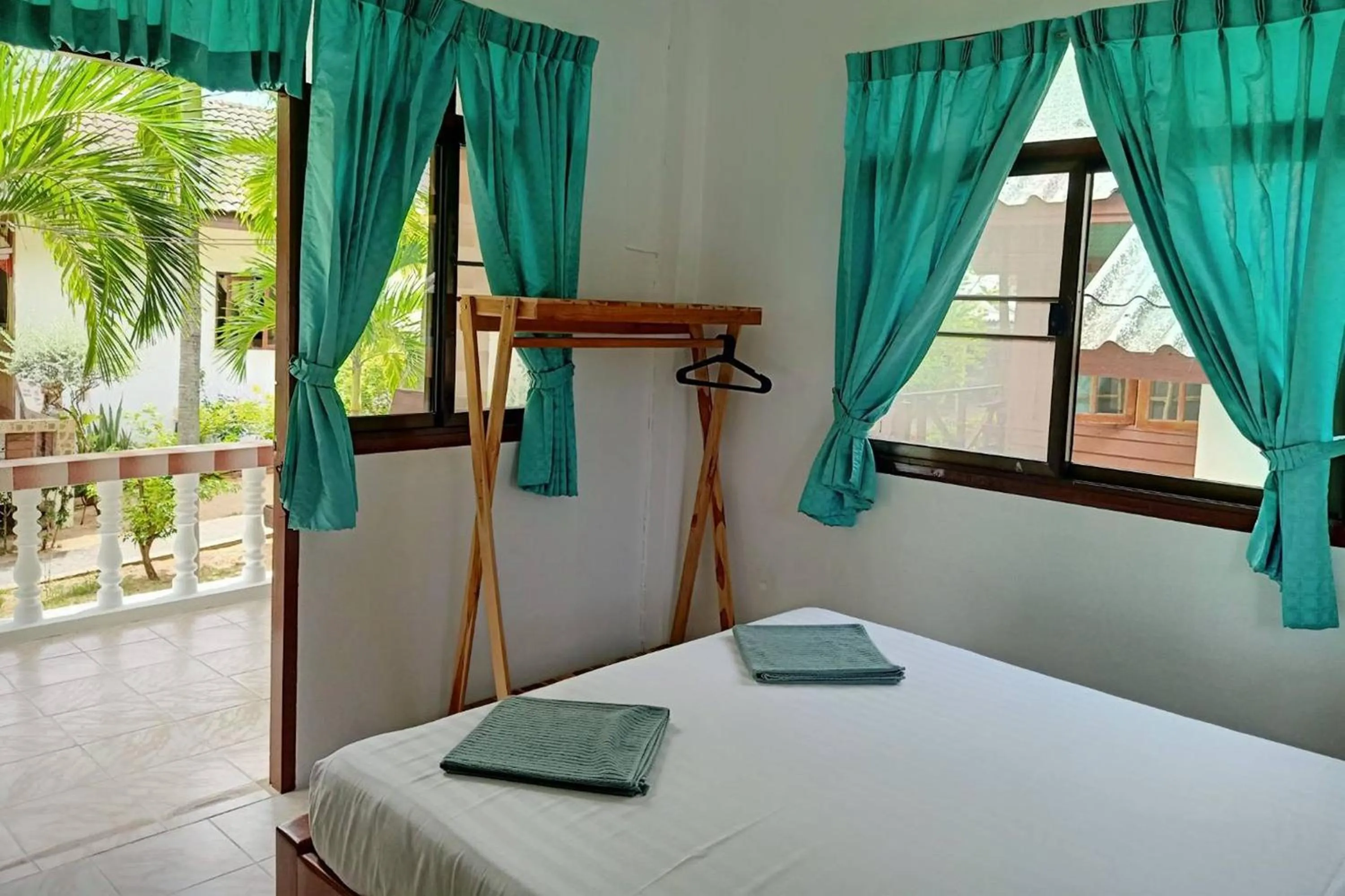 Bedroom, Bed in Palm Point Village