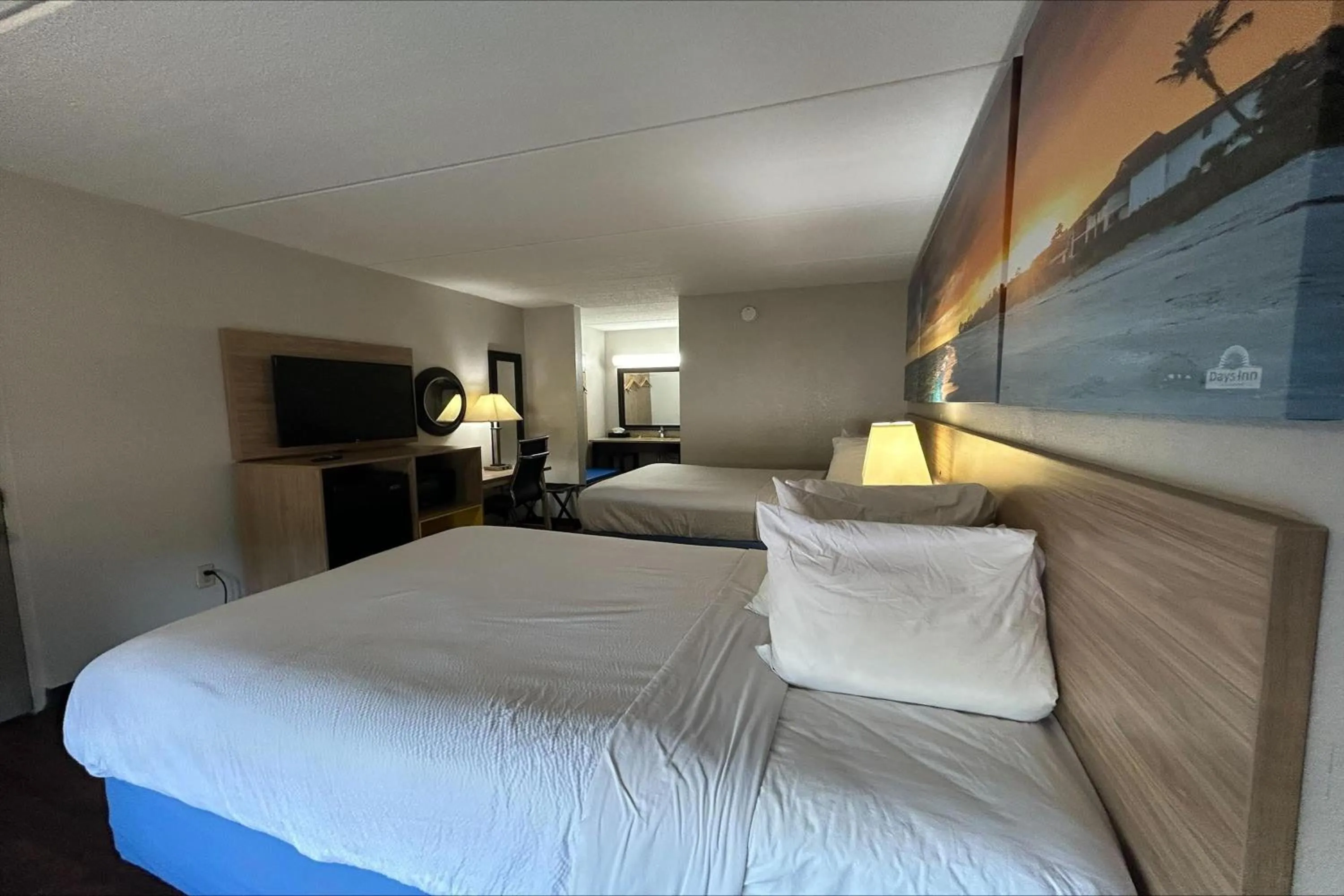 Photo of the whole room, Bed in Days Inn by Wyndham Ridgeland South Carolina