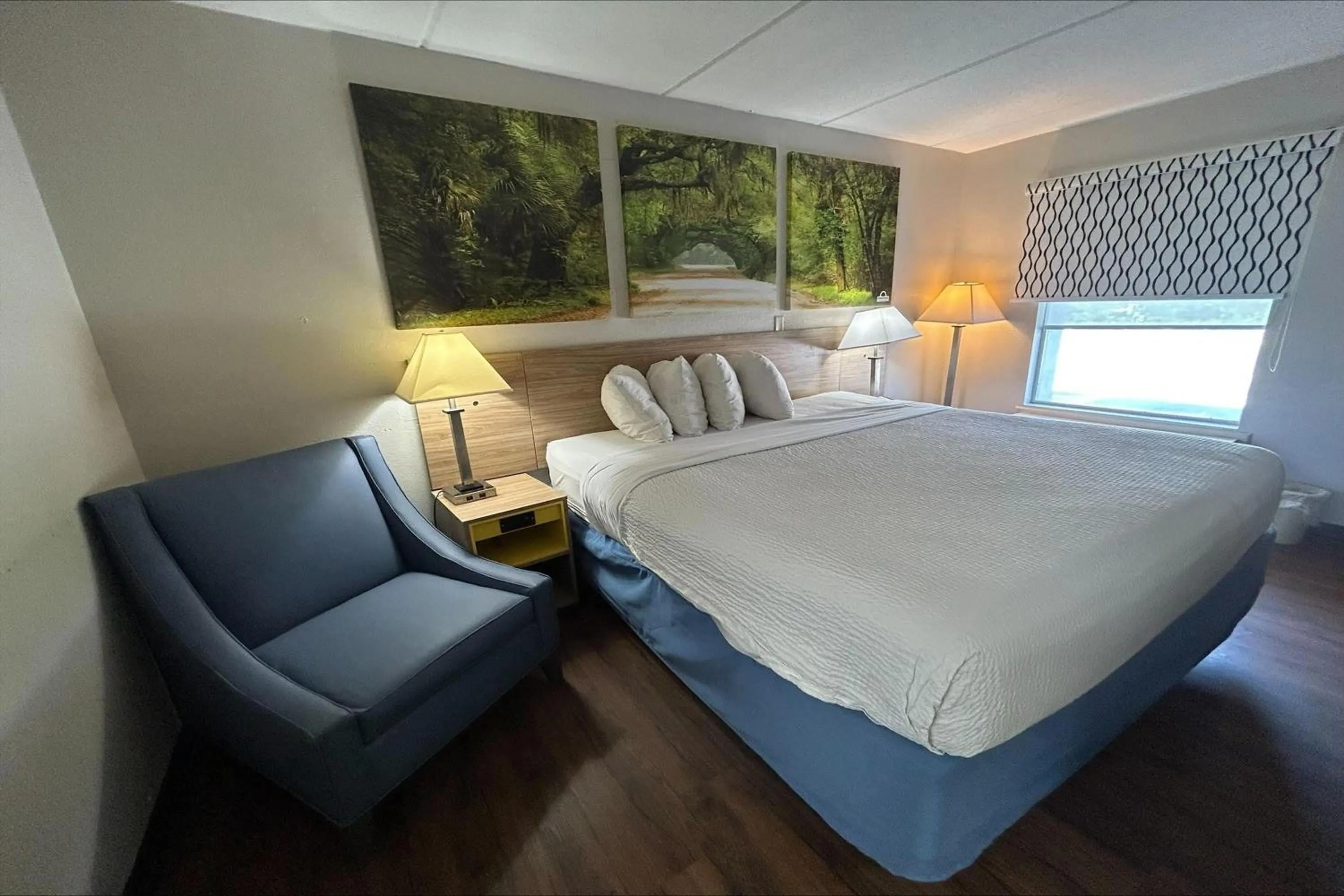 Photo of the whole room, Bed in Days Inn by Wyndham Ridgeland South Carolina