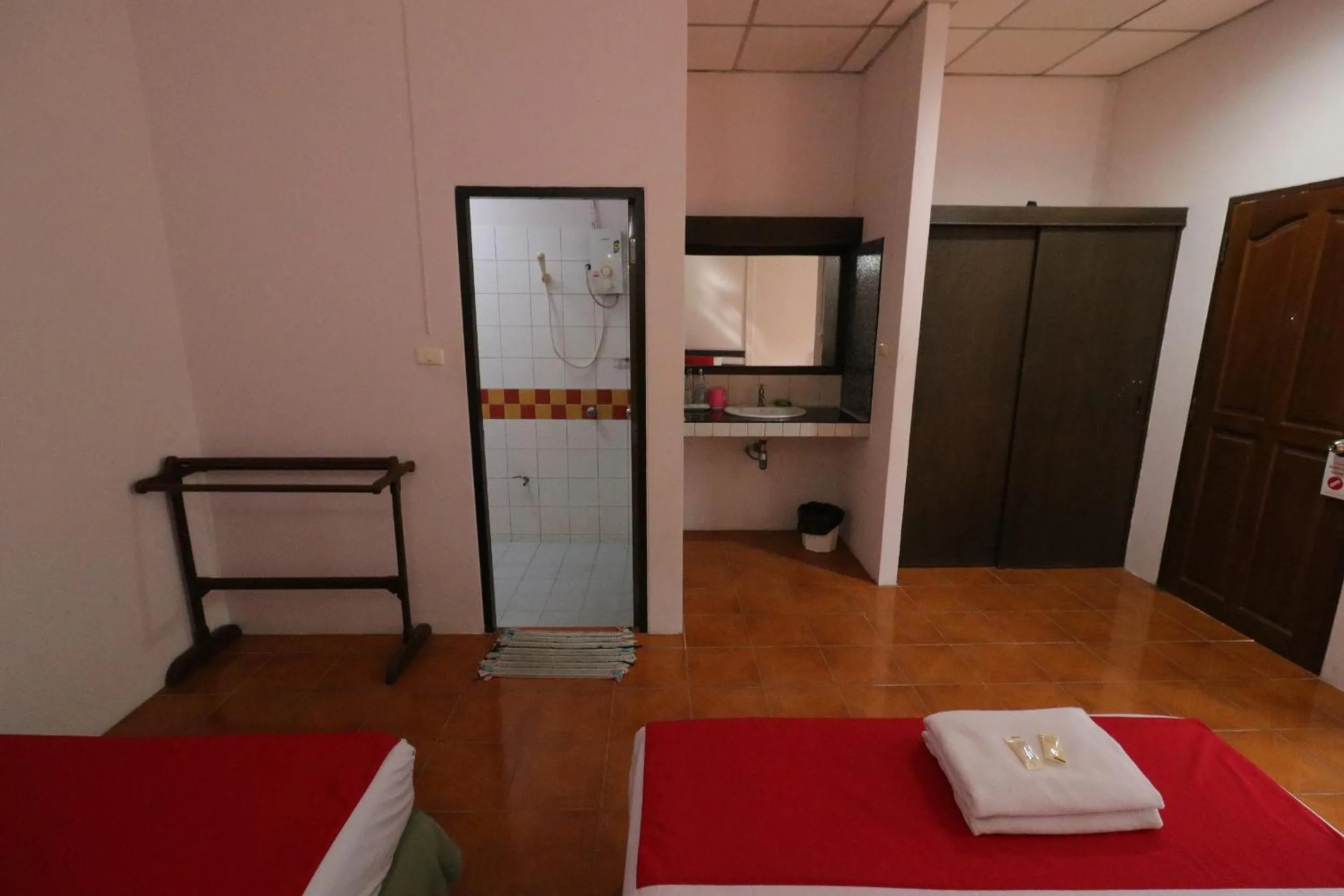 Photo of the whole room, Bed in Baan Nat The Village