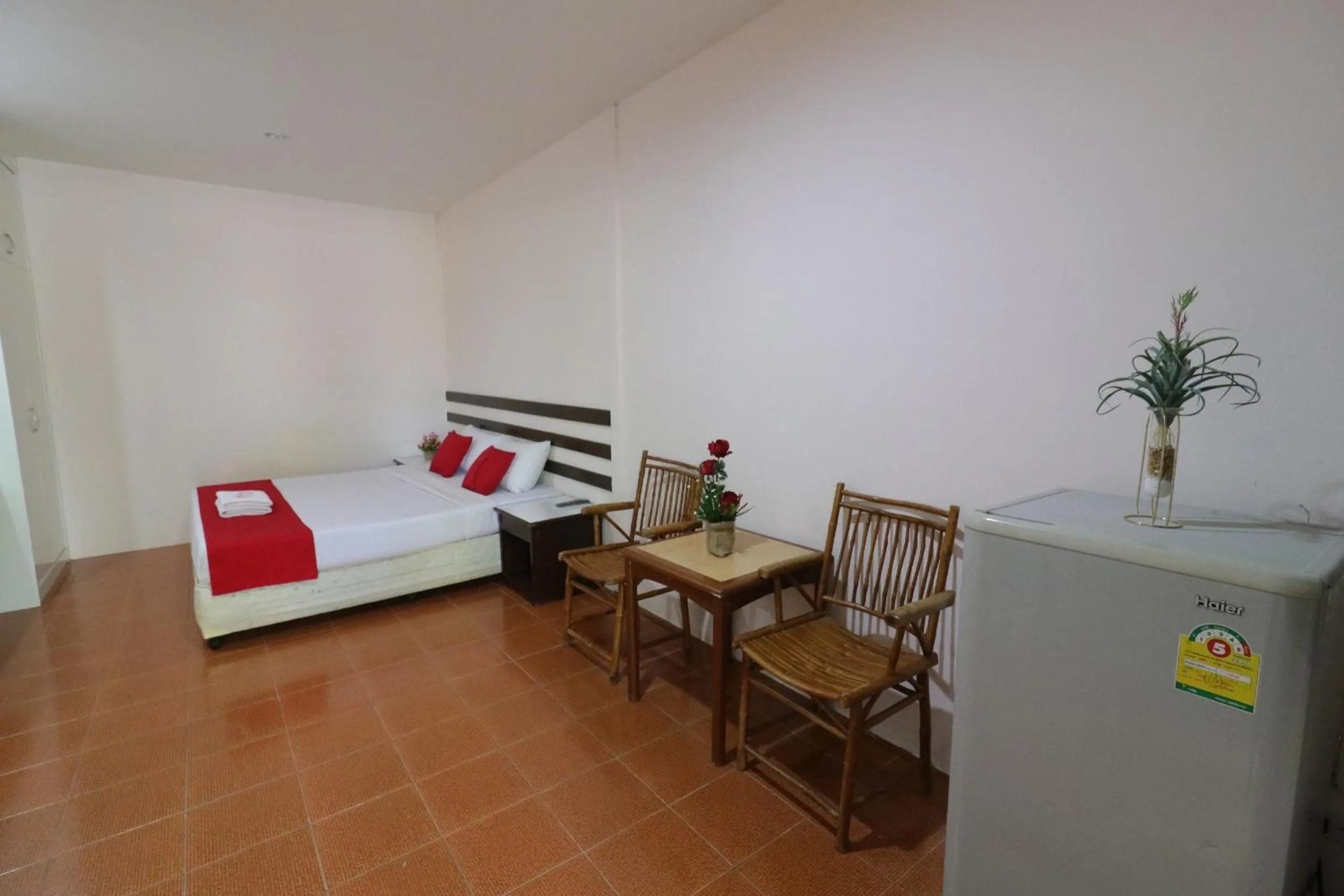 Photo of the whole room, Bed in Baan Nat The Village