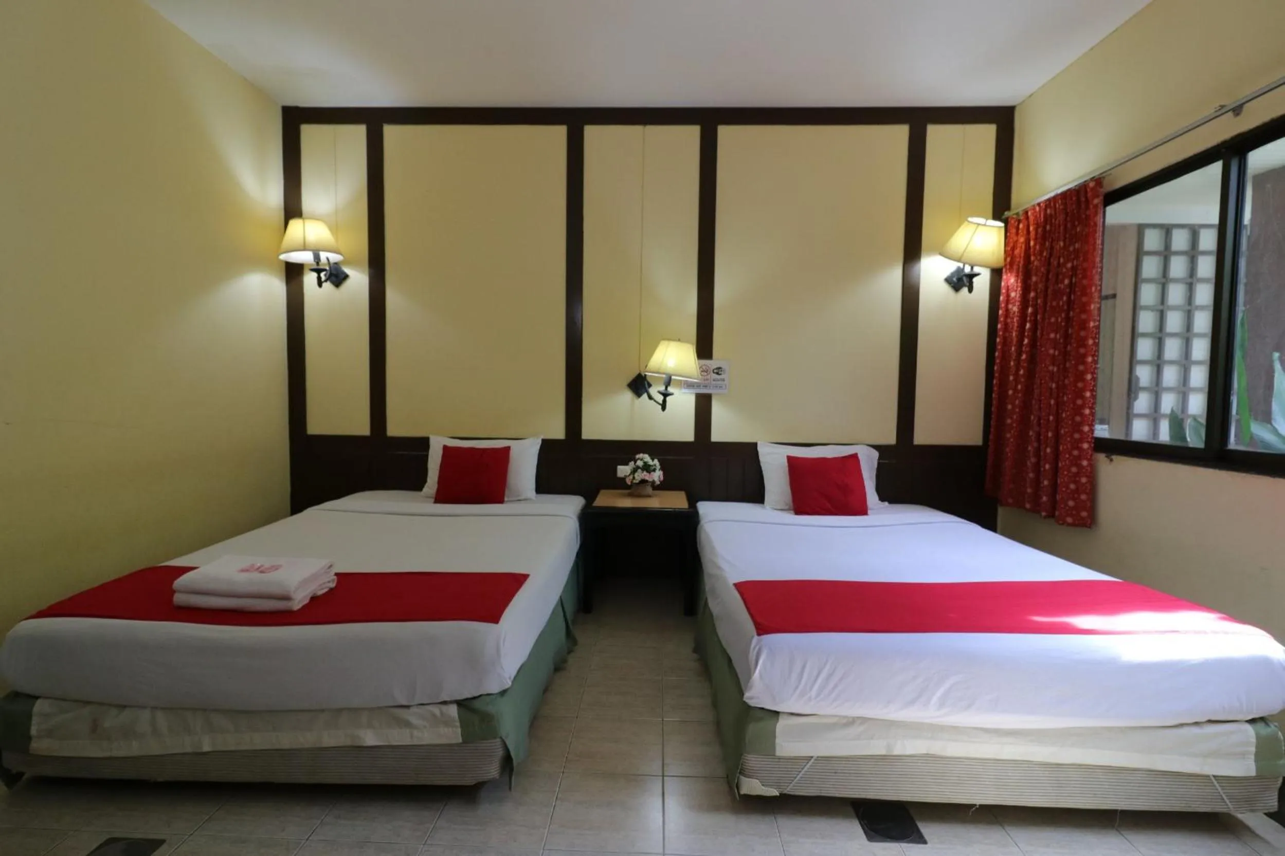 Photo of the whole room, Bed in Baan Nat The Village