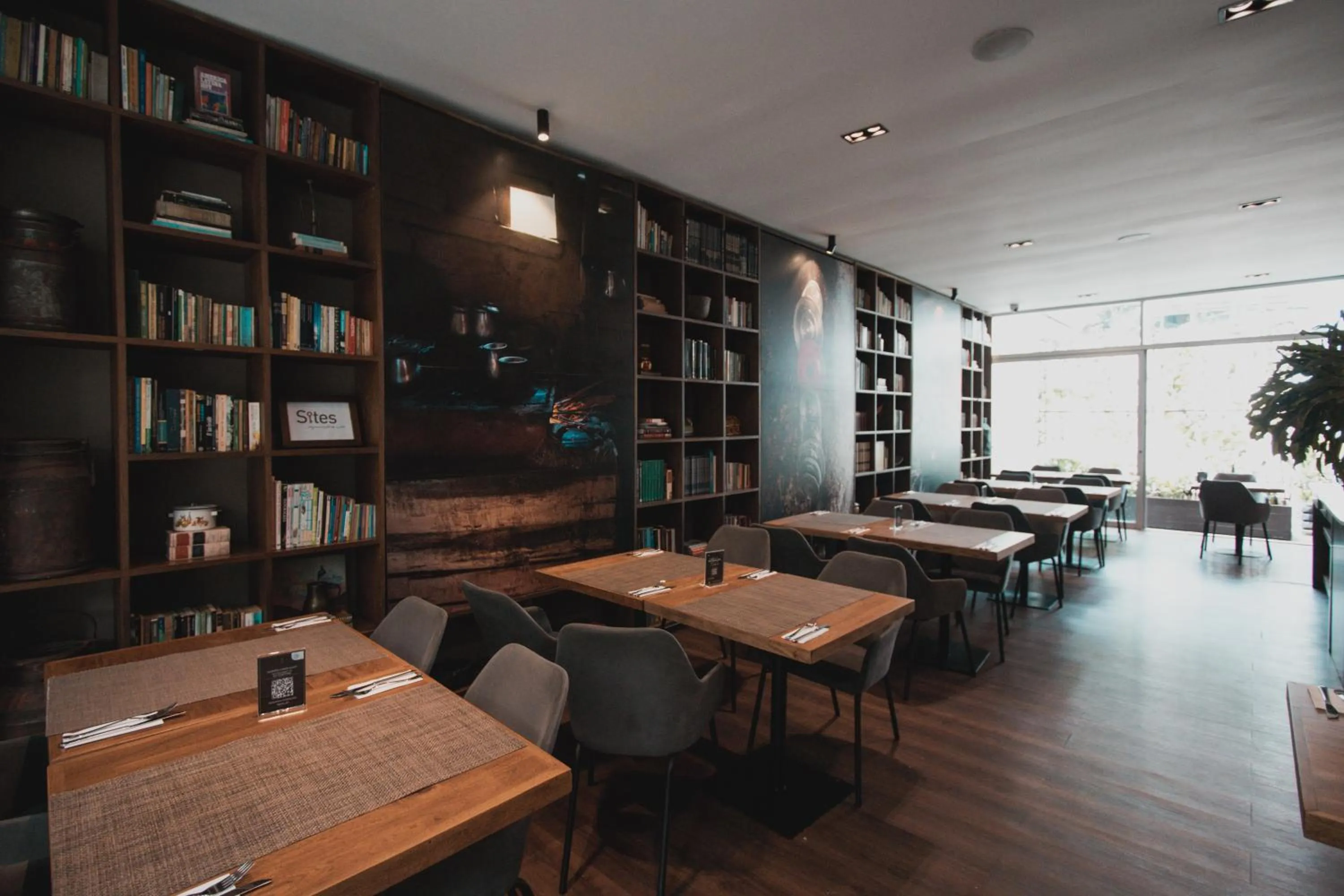 Restaurant/places to eat in Sites Hotel