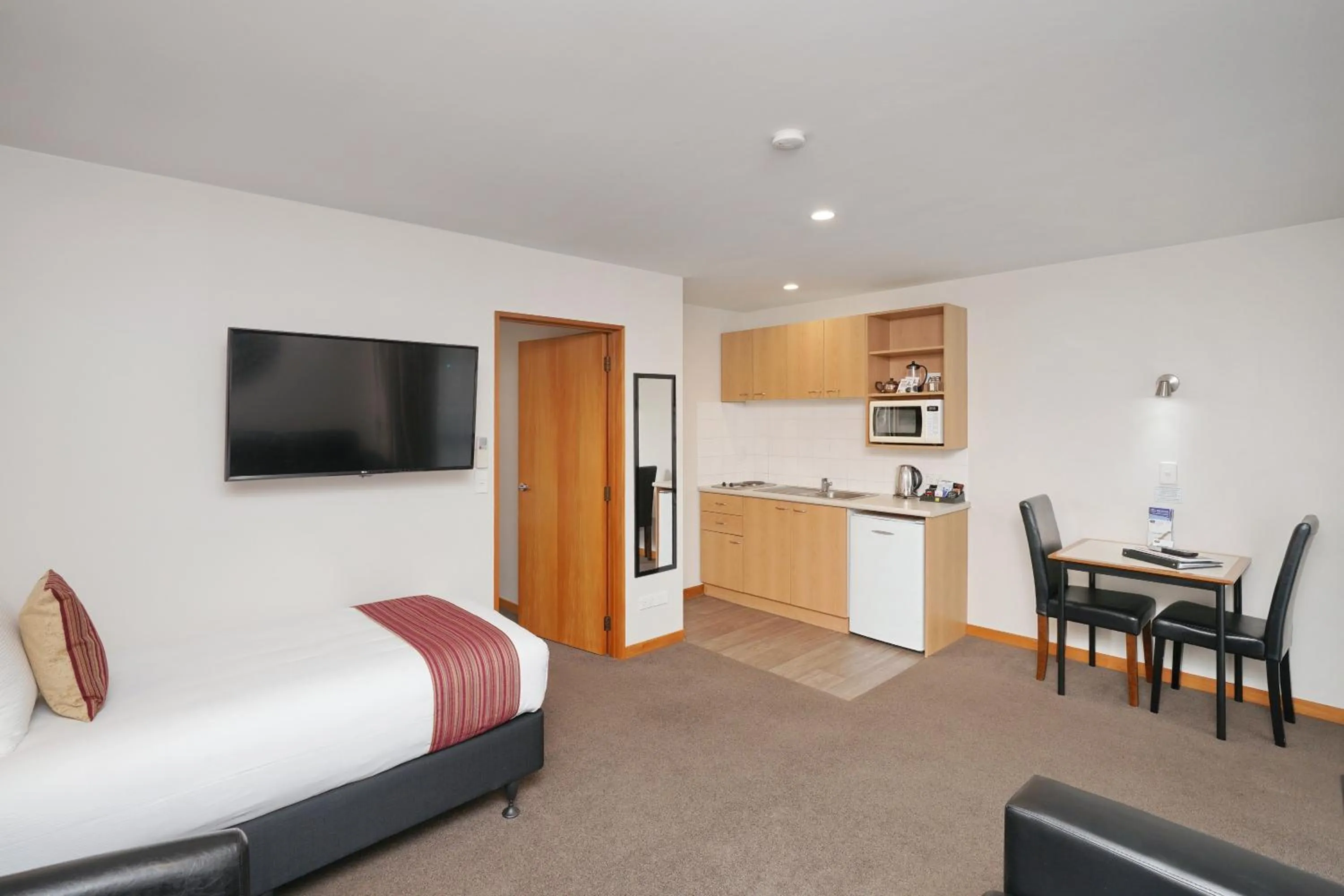 Living room, Bed in 306 Motel Apartments