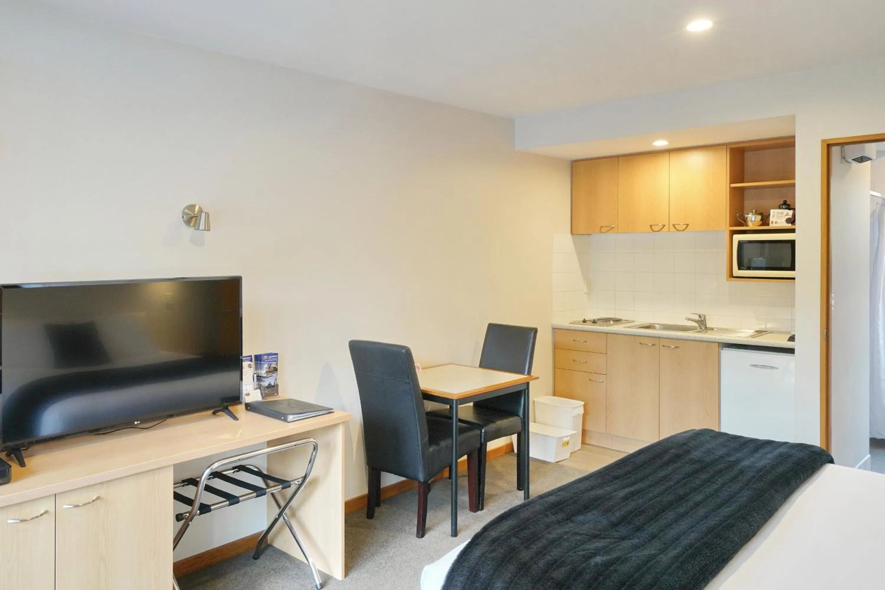 TV and multimedia in 306 Motel Apartments