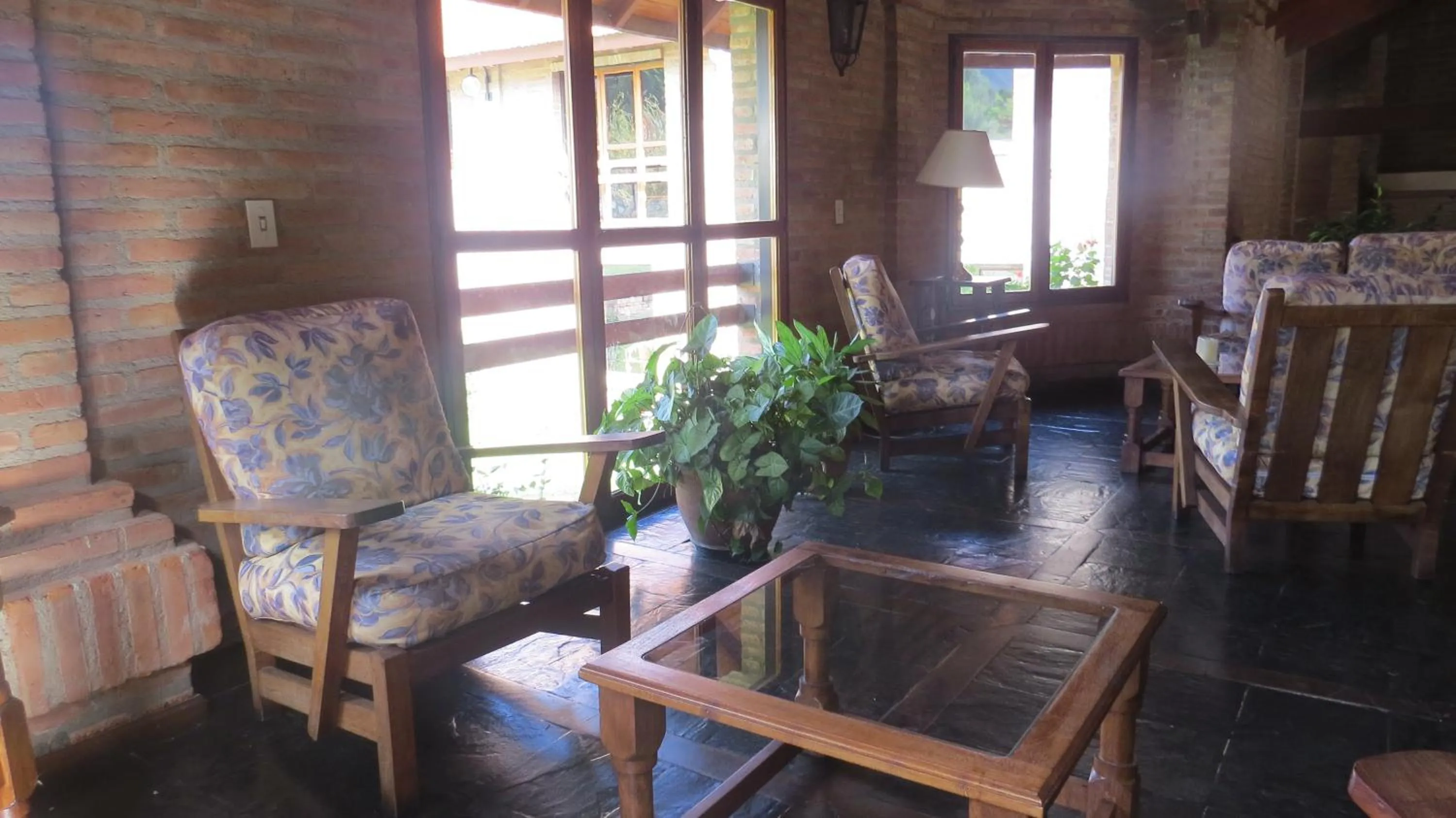 Communal lounge/ TV room in Villa de Merlo All Inclusive & Spa by MH