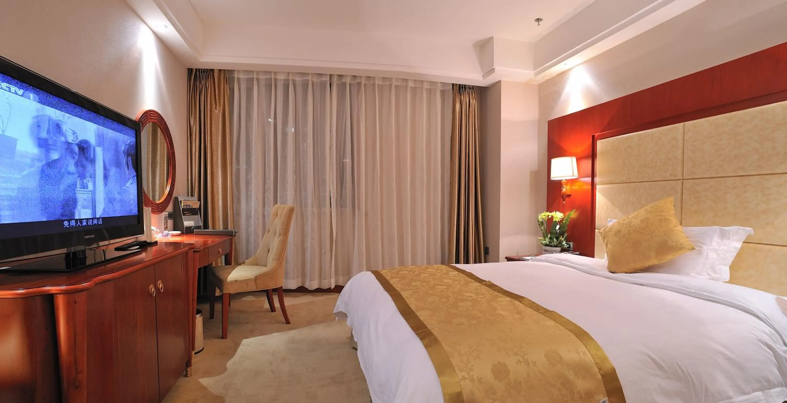 Photo of the whole room, Bed in Uiles Hotel