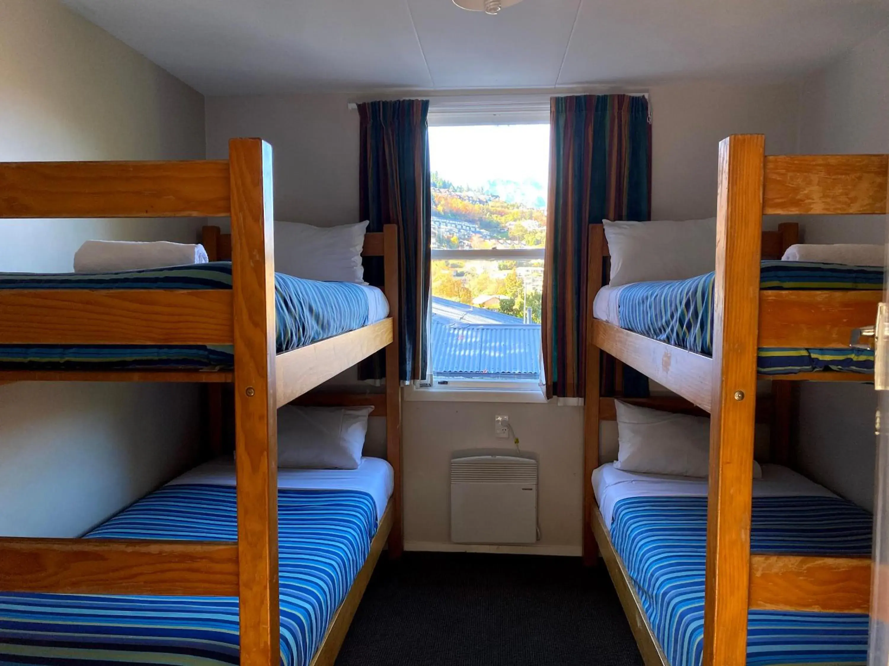 Budget Twin Room in Pinewood Queenstown Budget Twin Room in Pinewood Queenstown