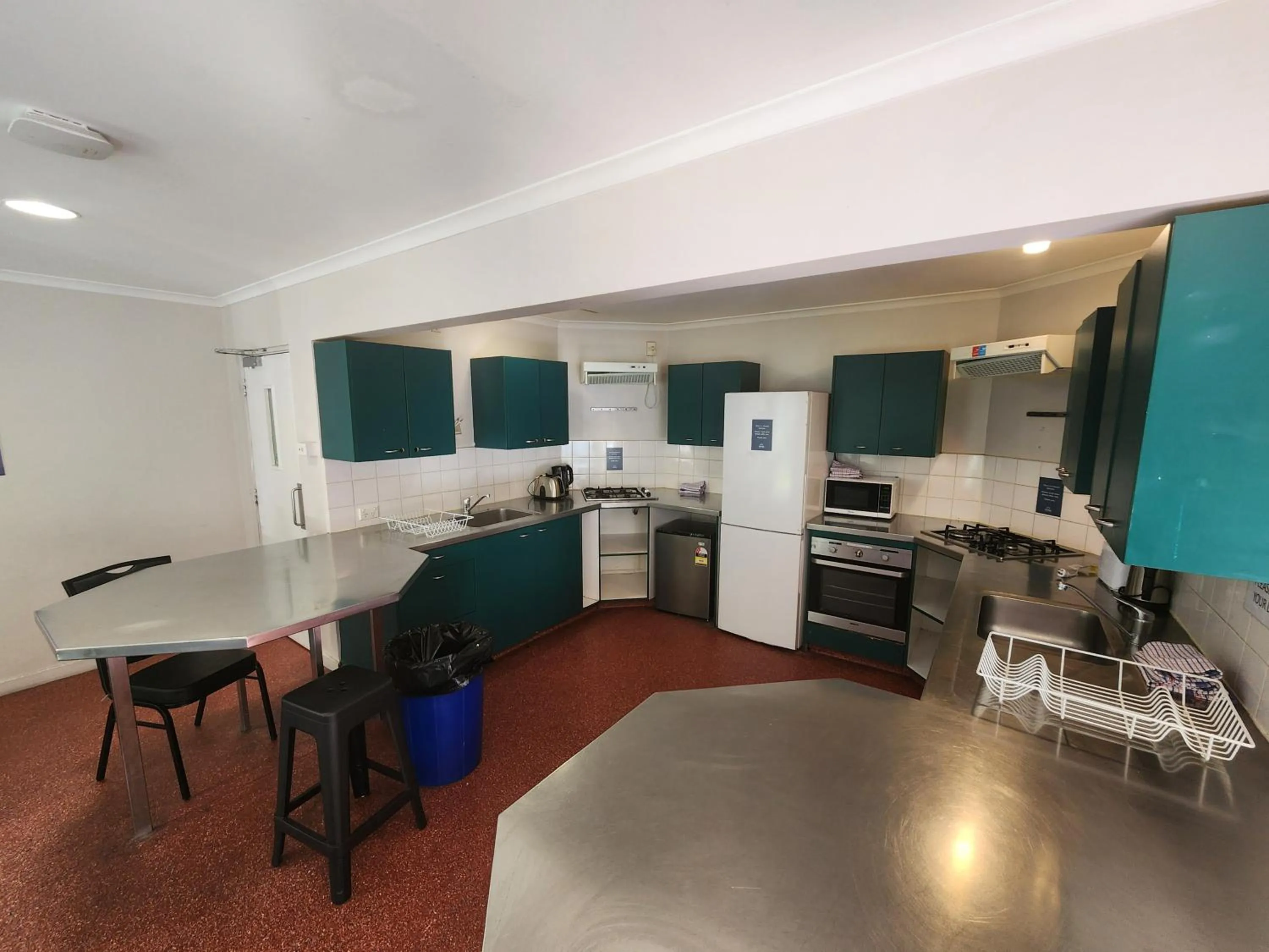 Kitchen or kitchenette in Pinewood Queenstown
