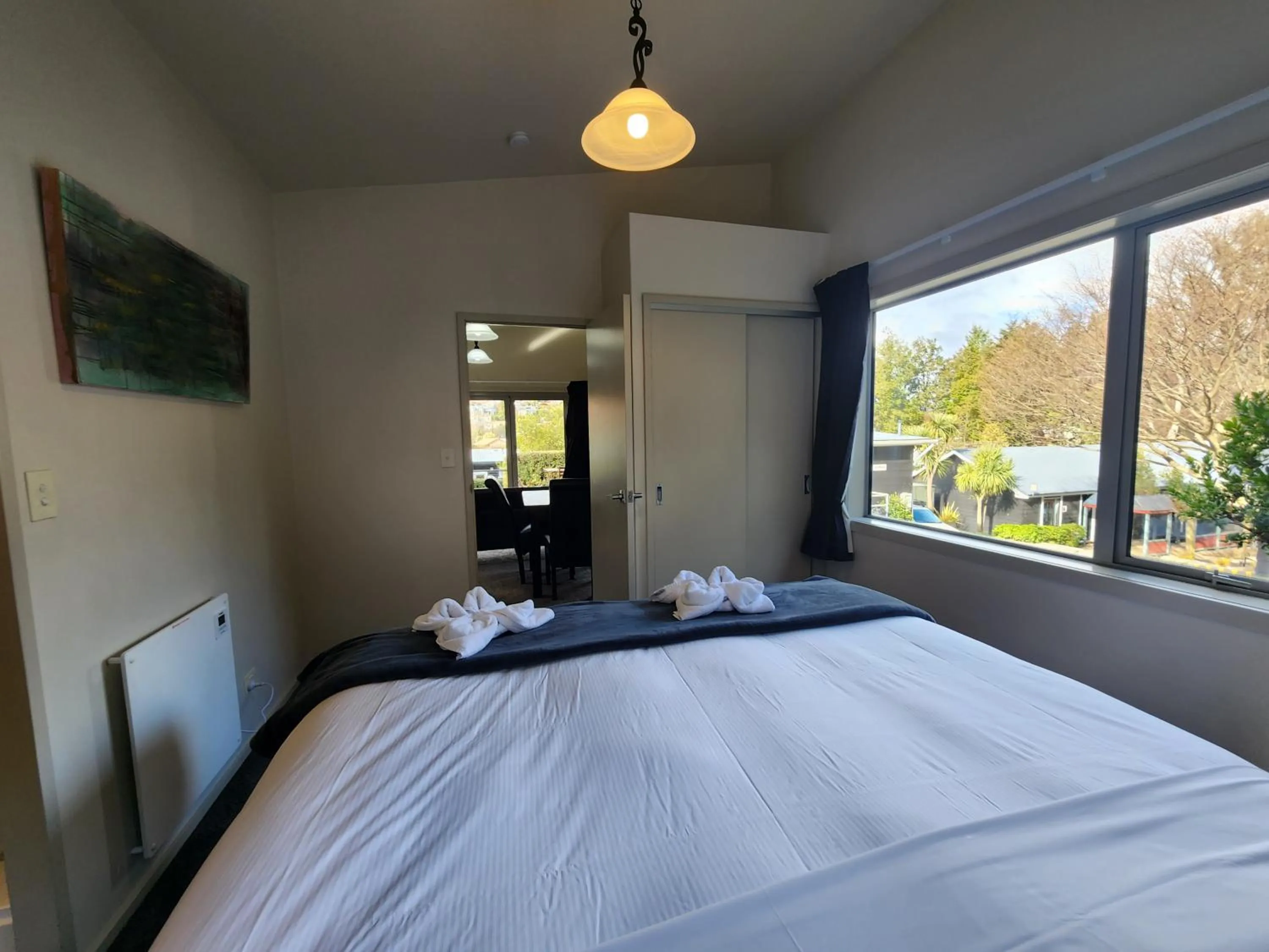 Bedroom, Bed in Pinewood Queenstown