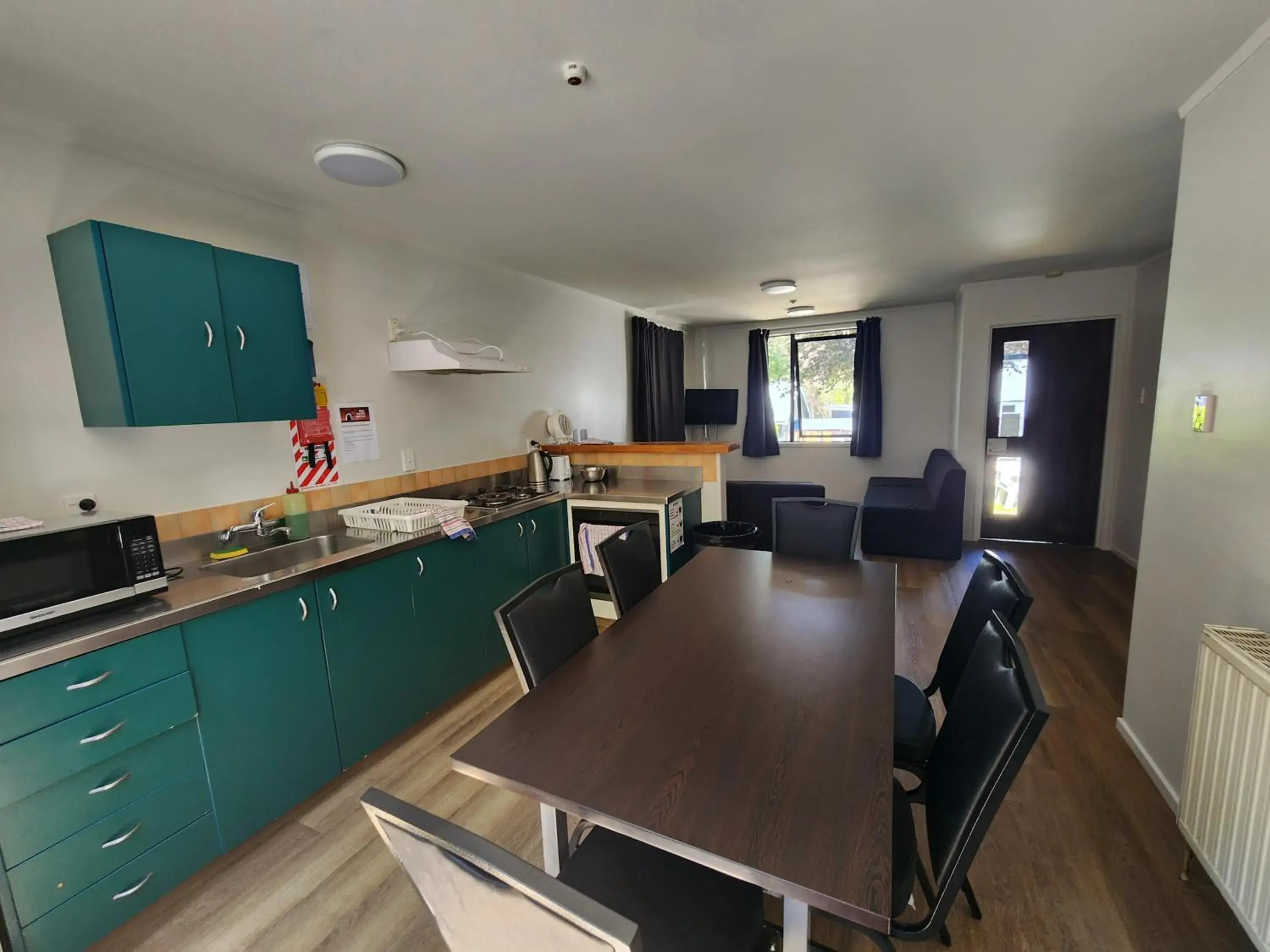 Budget Double Room in Pinewood Queenstown Budget Double Room in Pinewood Queenstown