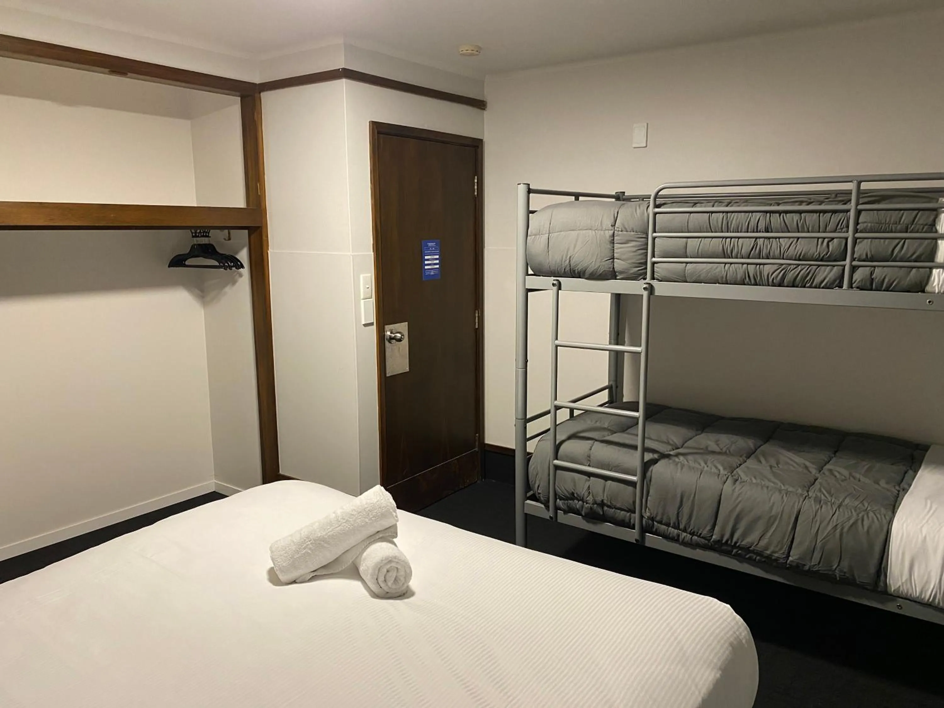 Photo of the whole room, Bed in Pinewood Queenstown