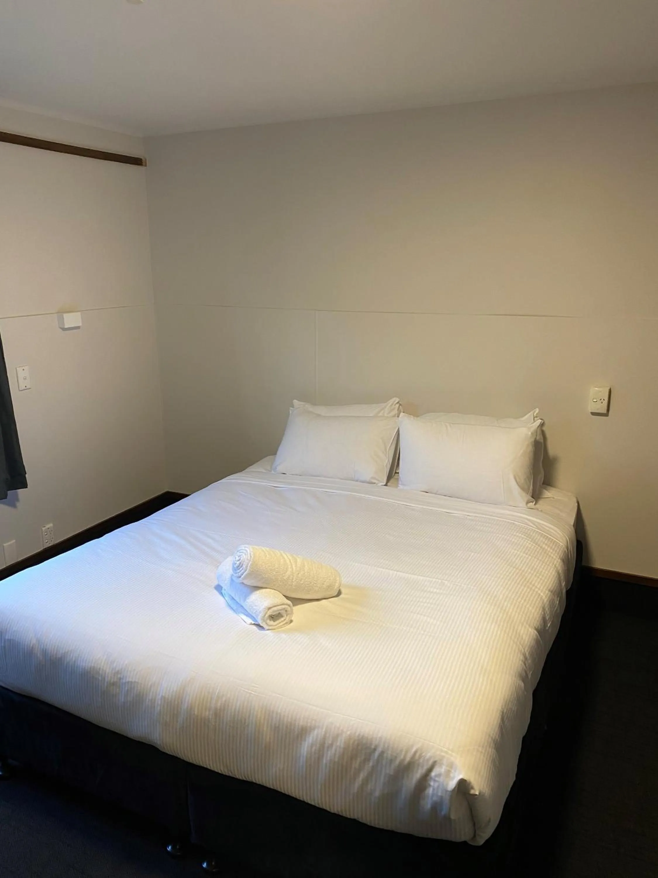 Bedroom, Bed in Pinewood Queenstown