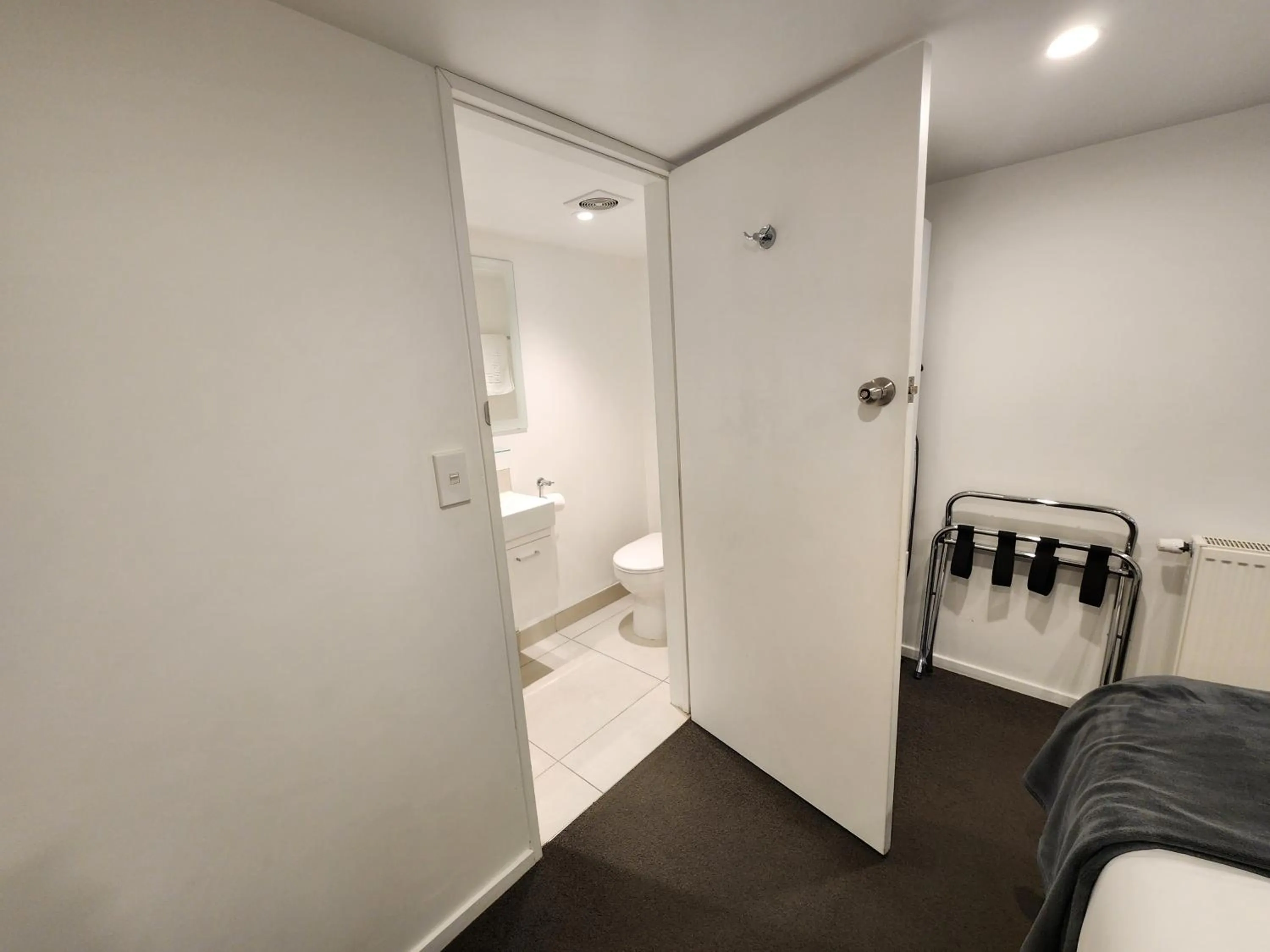 Toilet in Pinewood Queenstown