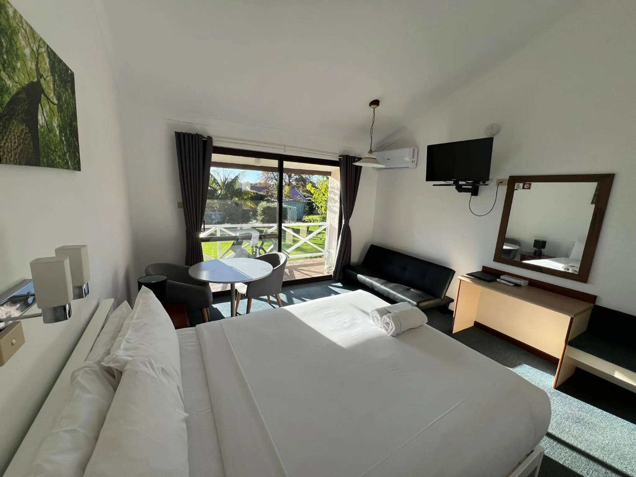 Photo of the whole room, Bed in Karri Forest Motel