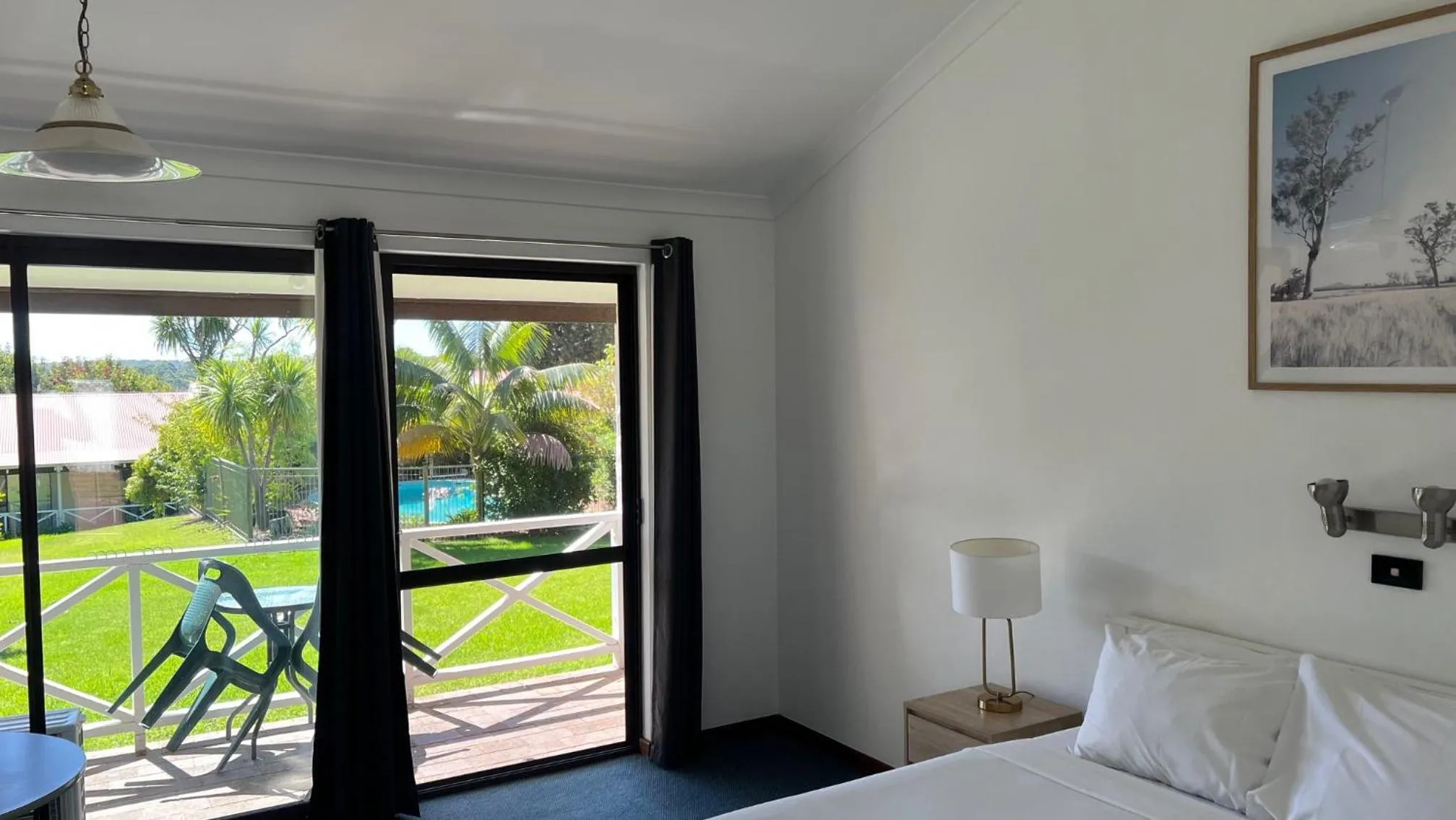 Pool view, Bed in Karri Forest Motel