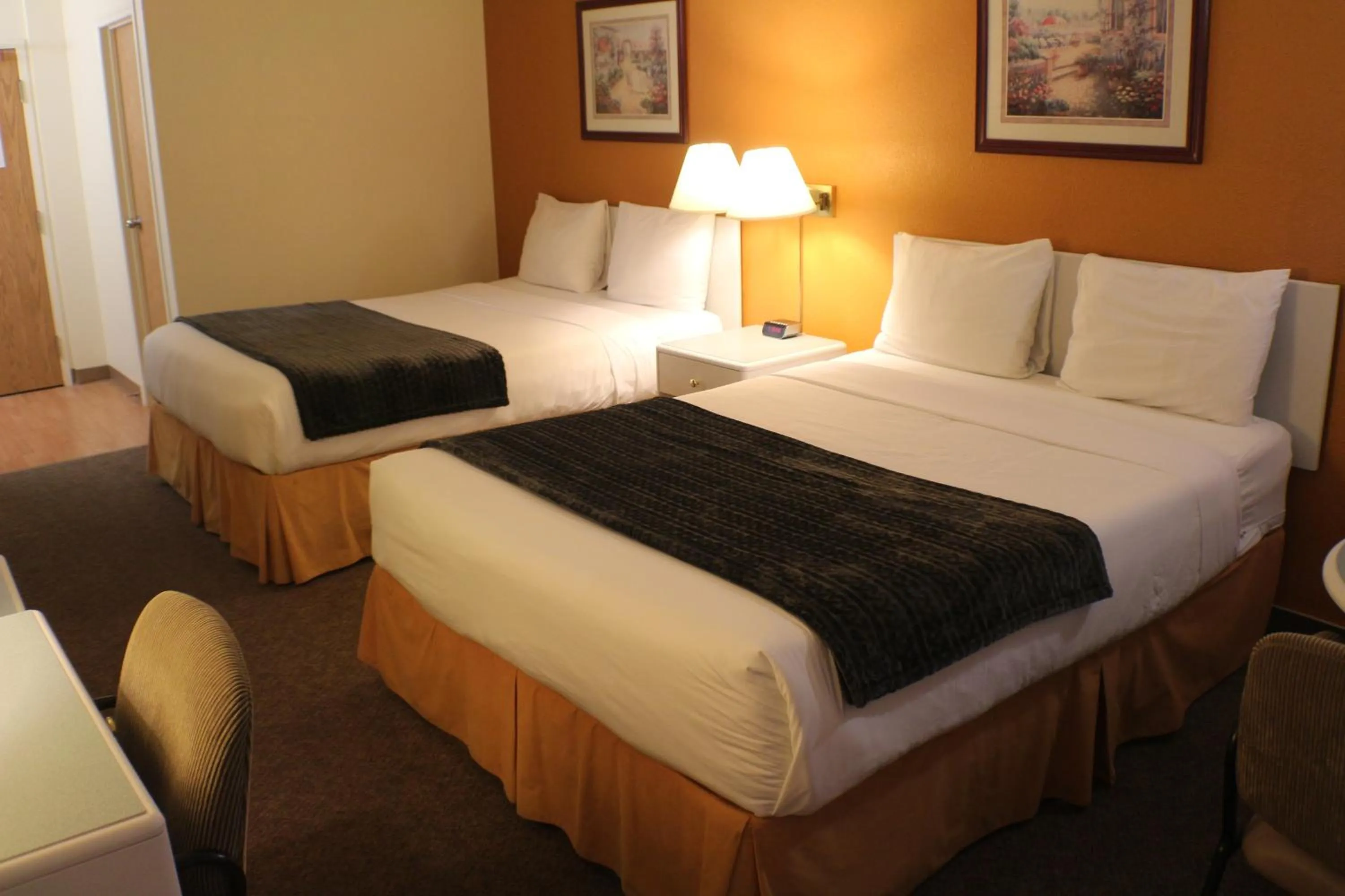 Photo of the whole room, Bed in R&R Inn & Suites