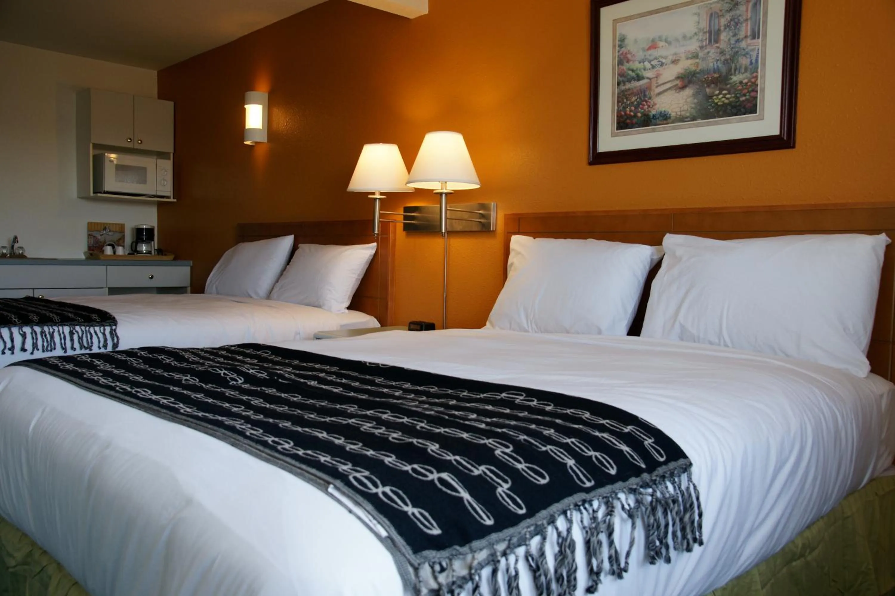 Bed in R&R Inn & Suites